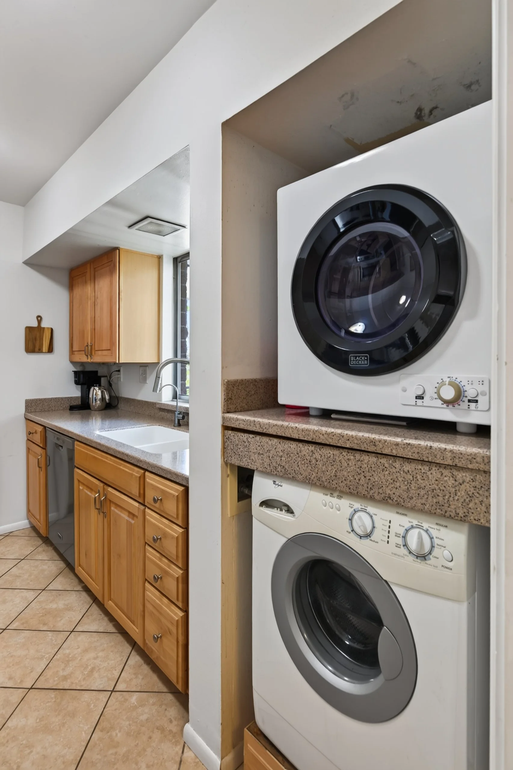 15 Kitchen photo b.jpg