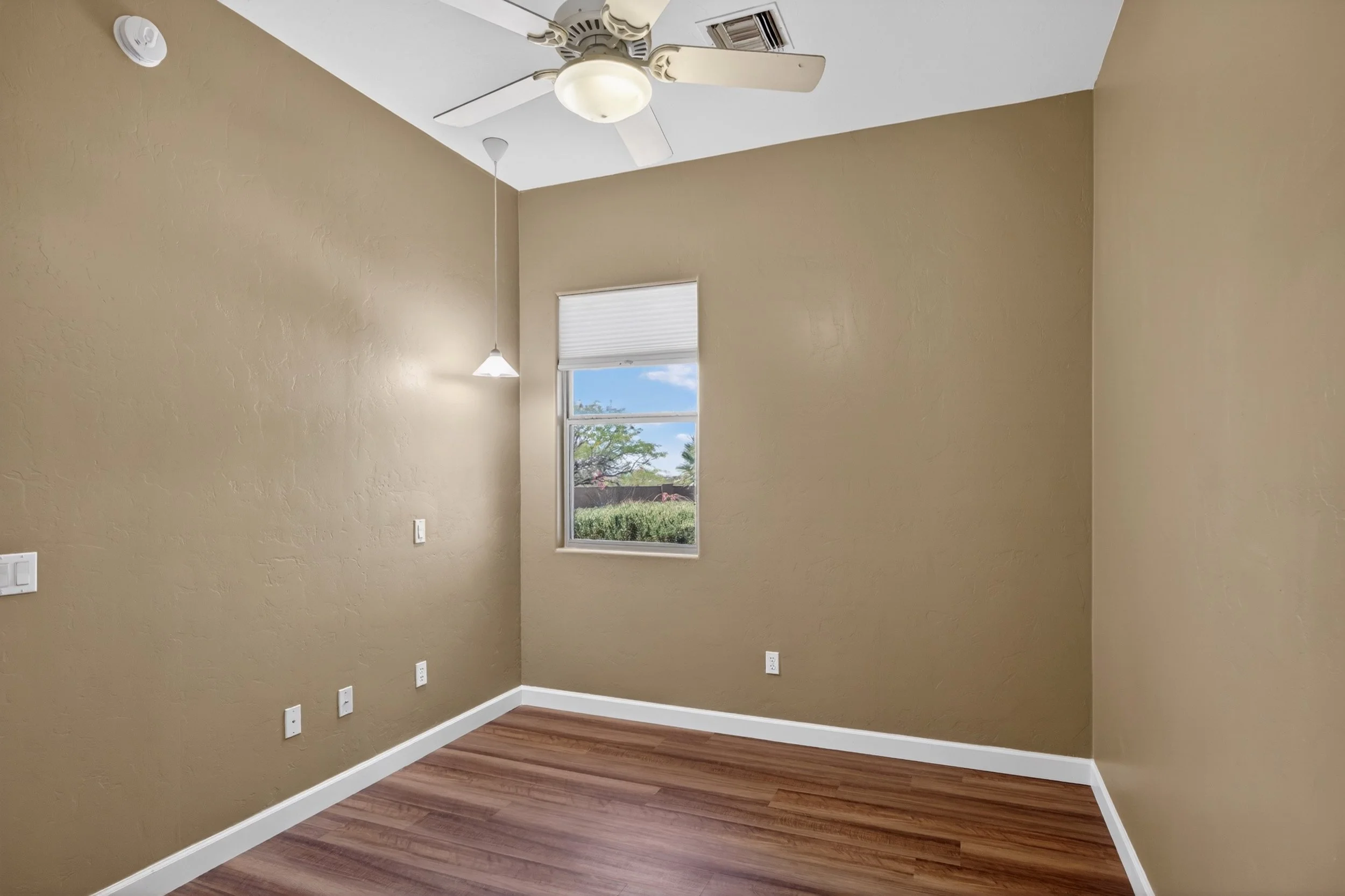 9 Bedroom 1 photo a.jpg