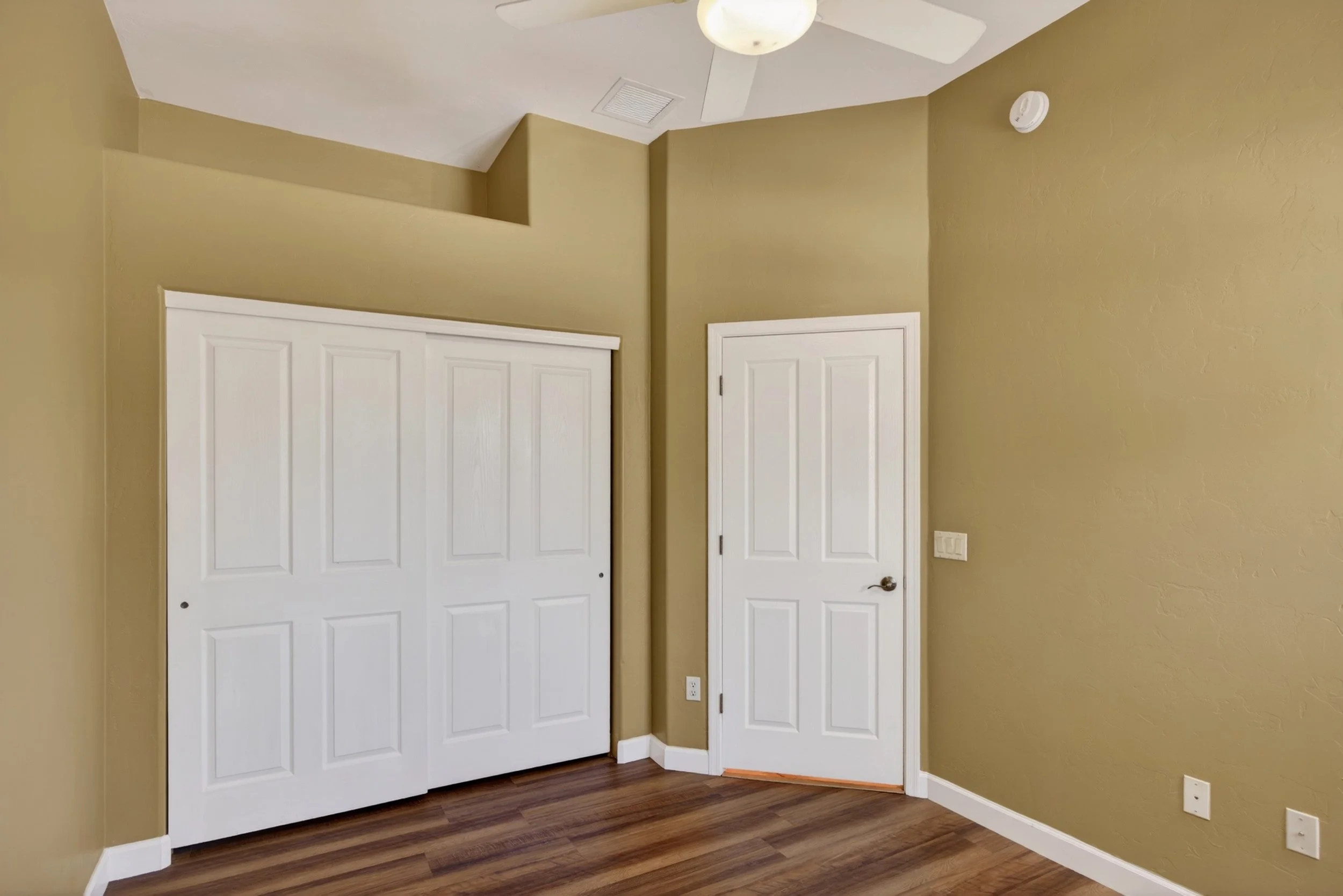 10 Bedroom 1 photo b.jpg