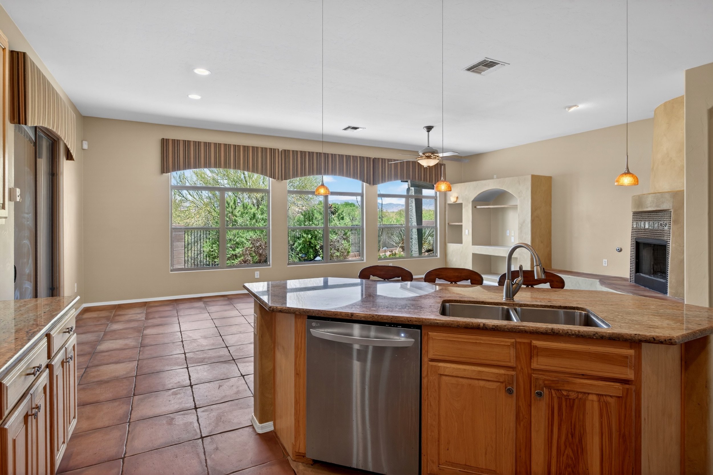 21 Kitchen photo b.jpg