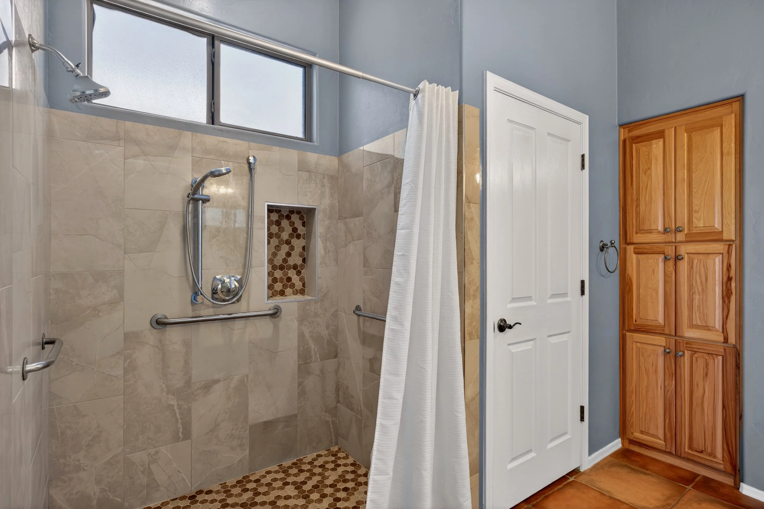 26 Main Bathroom photo a.jpg
