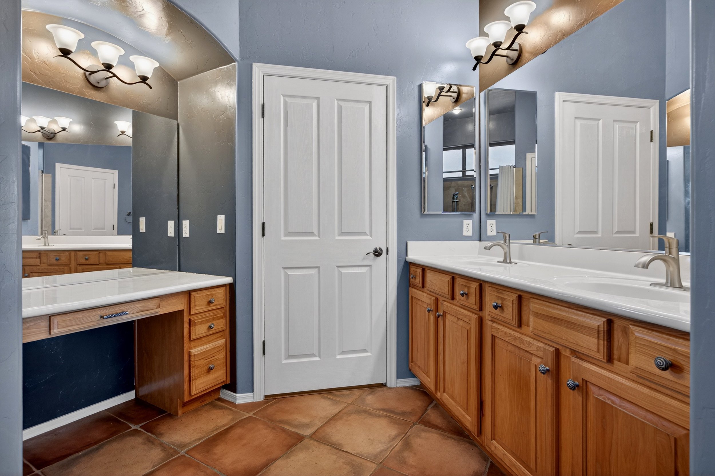 27 Main Bathroom photo b.jpg
