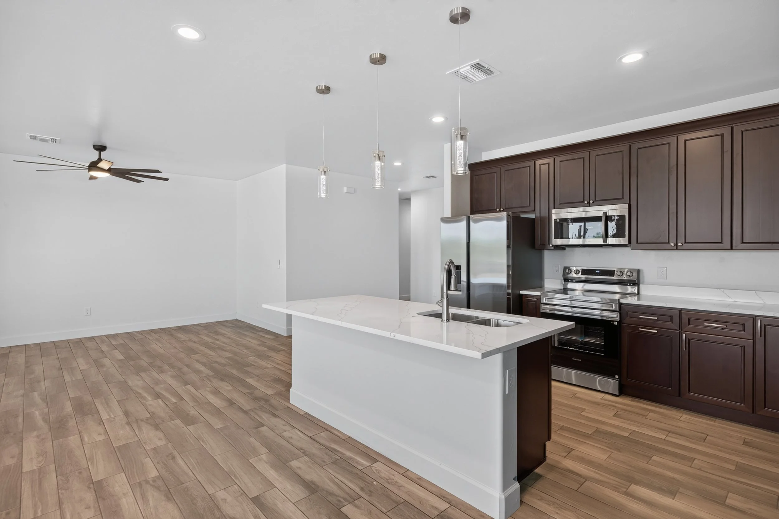21 Kitchen photo e.jpg