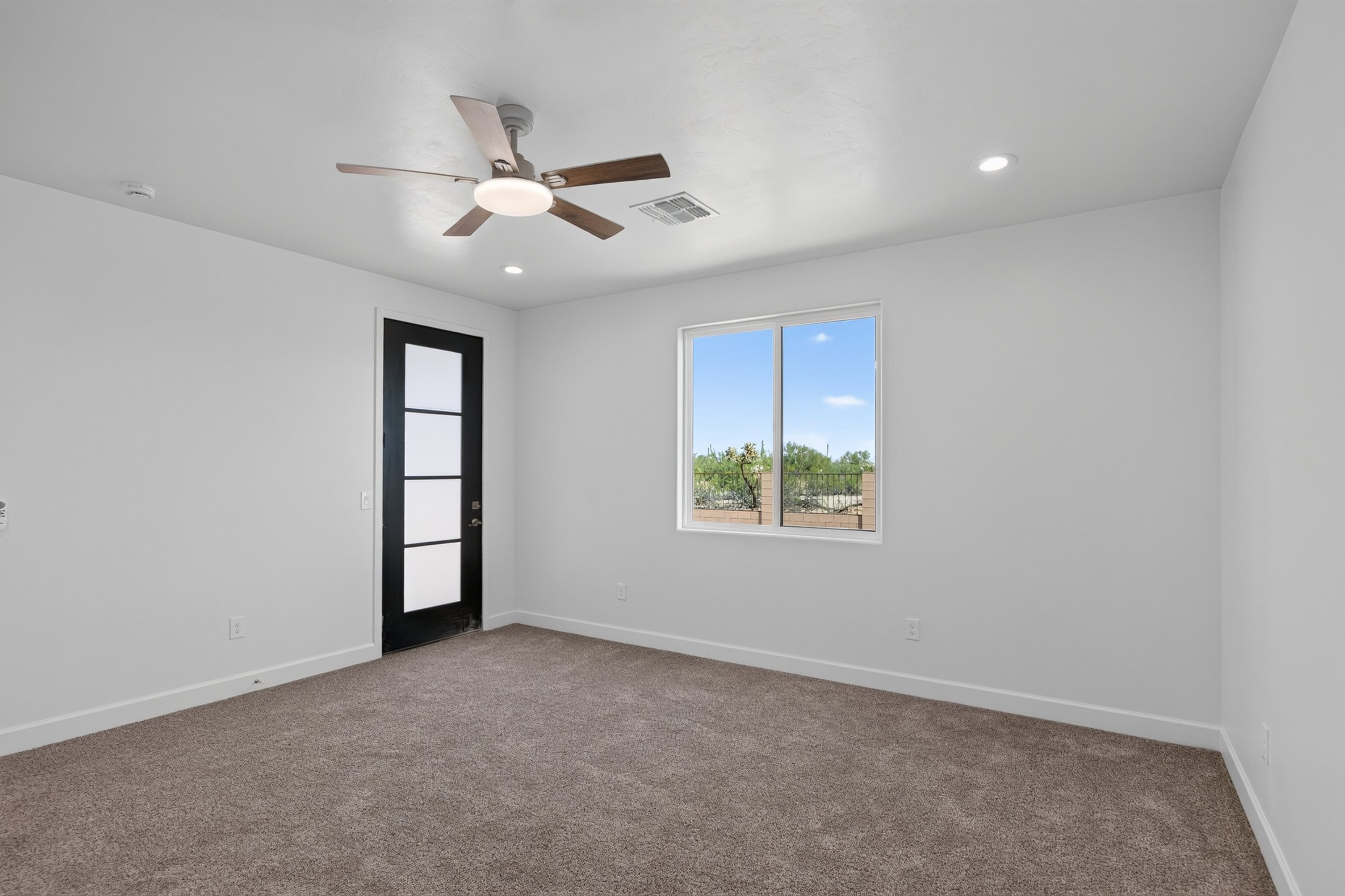 29 Main Bedroom photo b.jpg