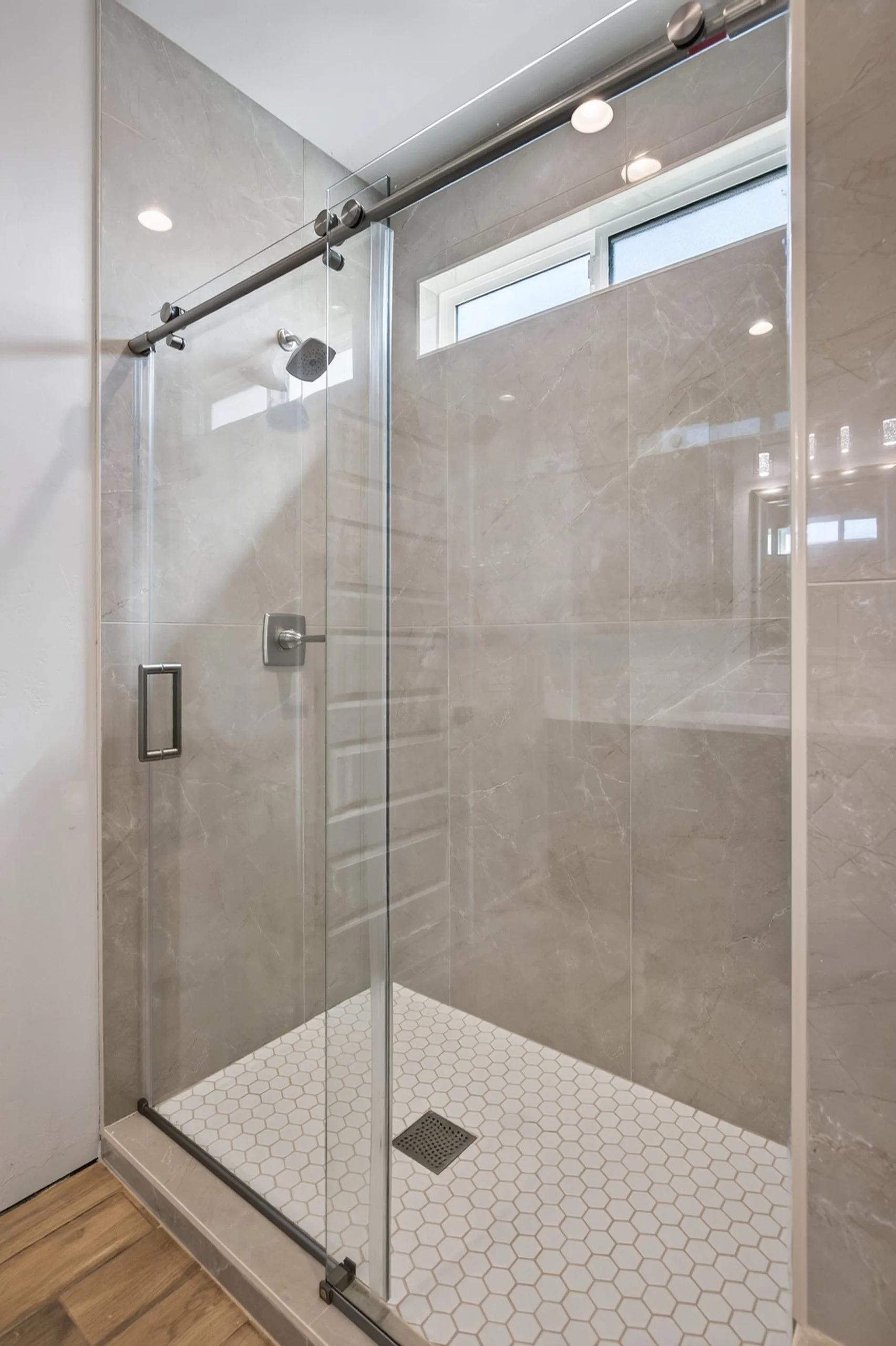 32 Main Bathroom photo b.jpg