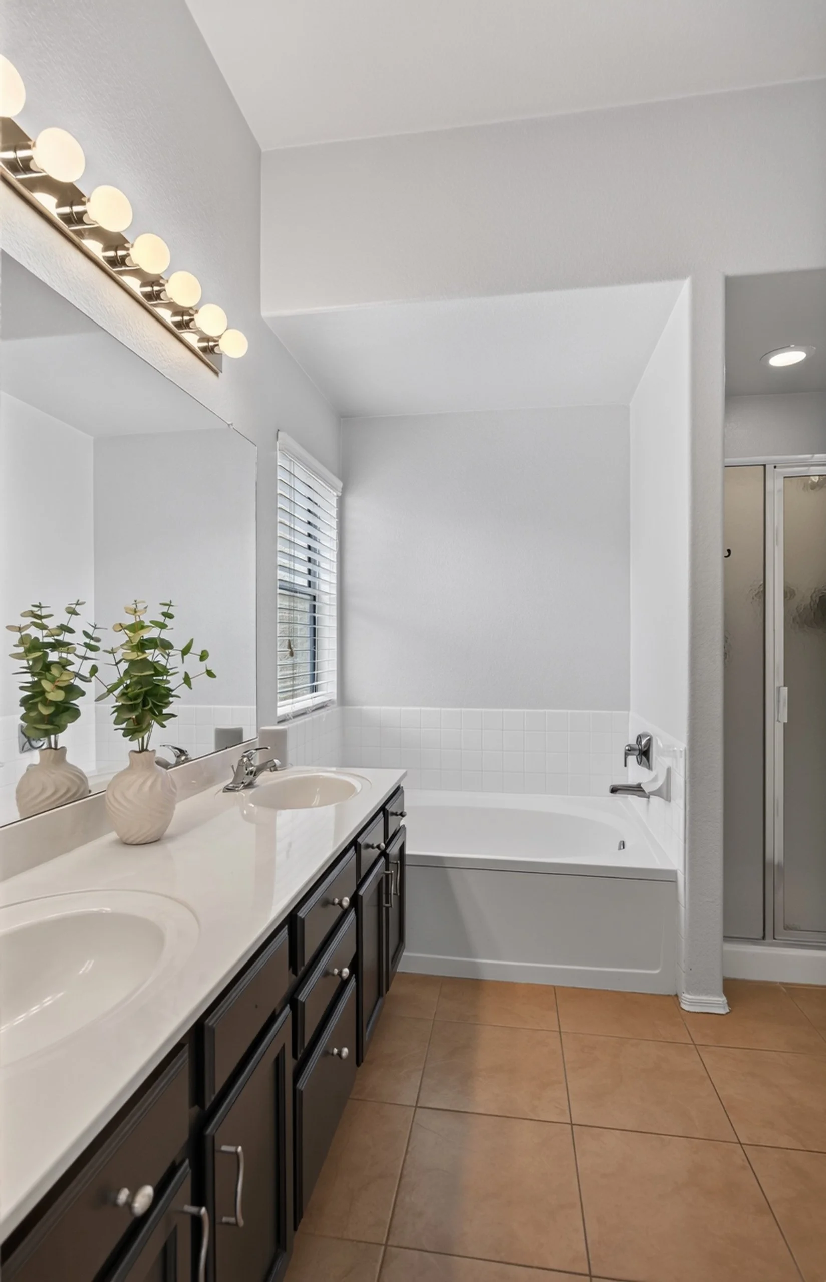 19 Main Bathroom photo a.jpg