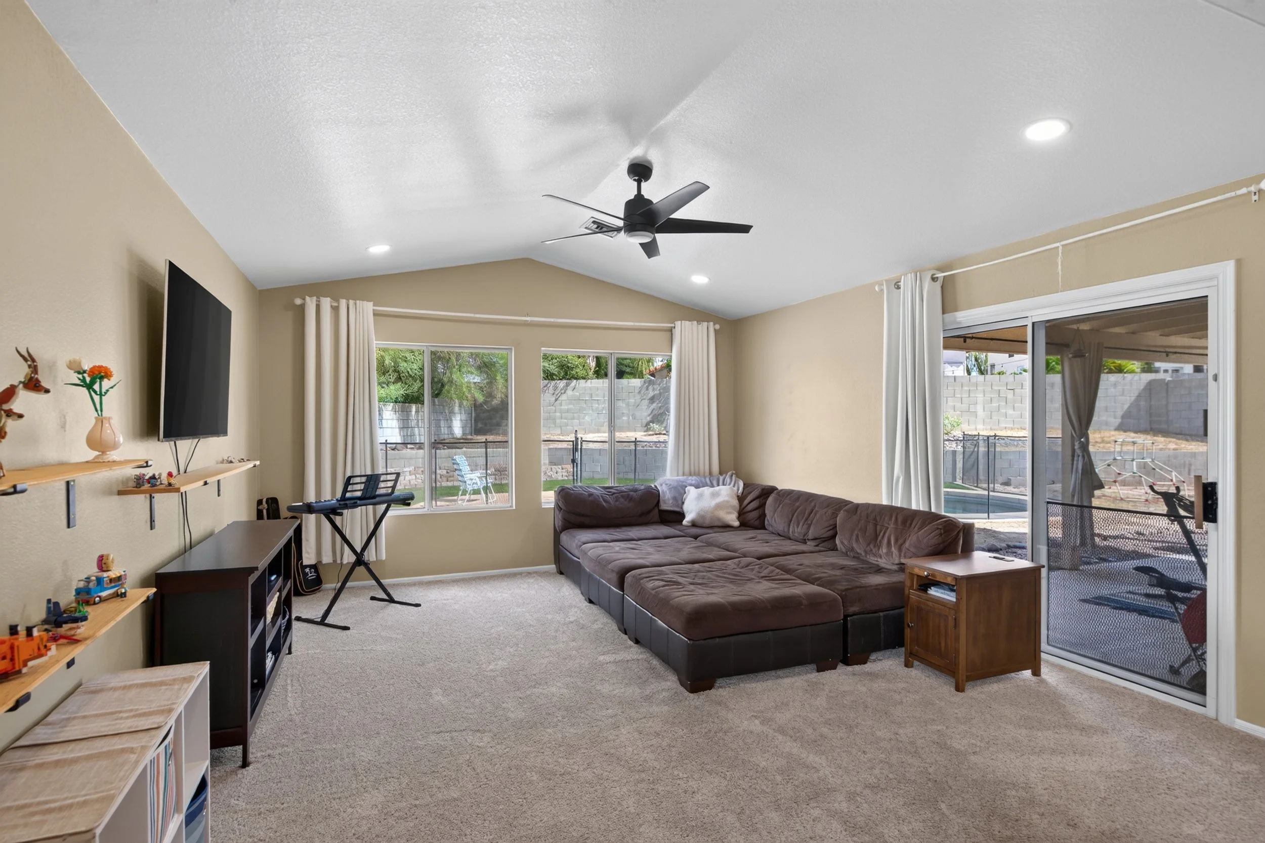 25 Family Room photo a.jpg
