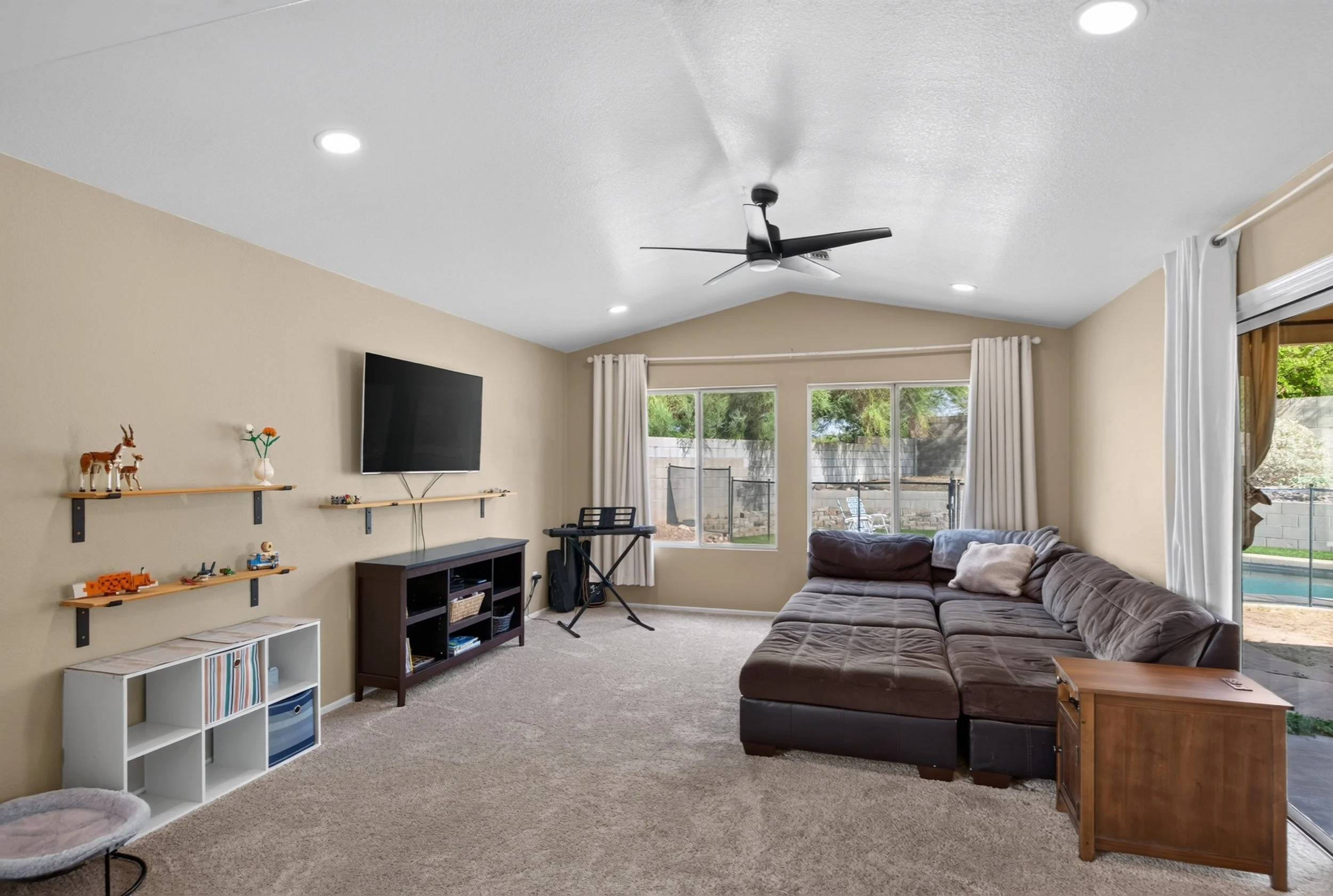 26 Family Room photo b.jpg