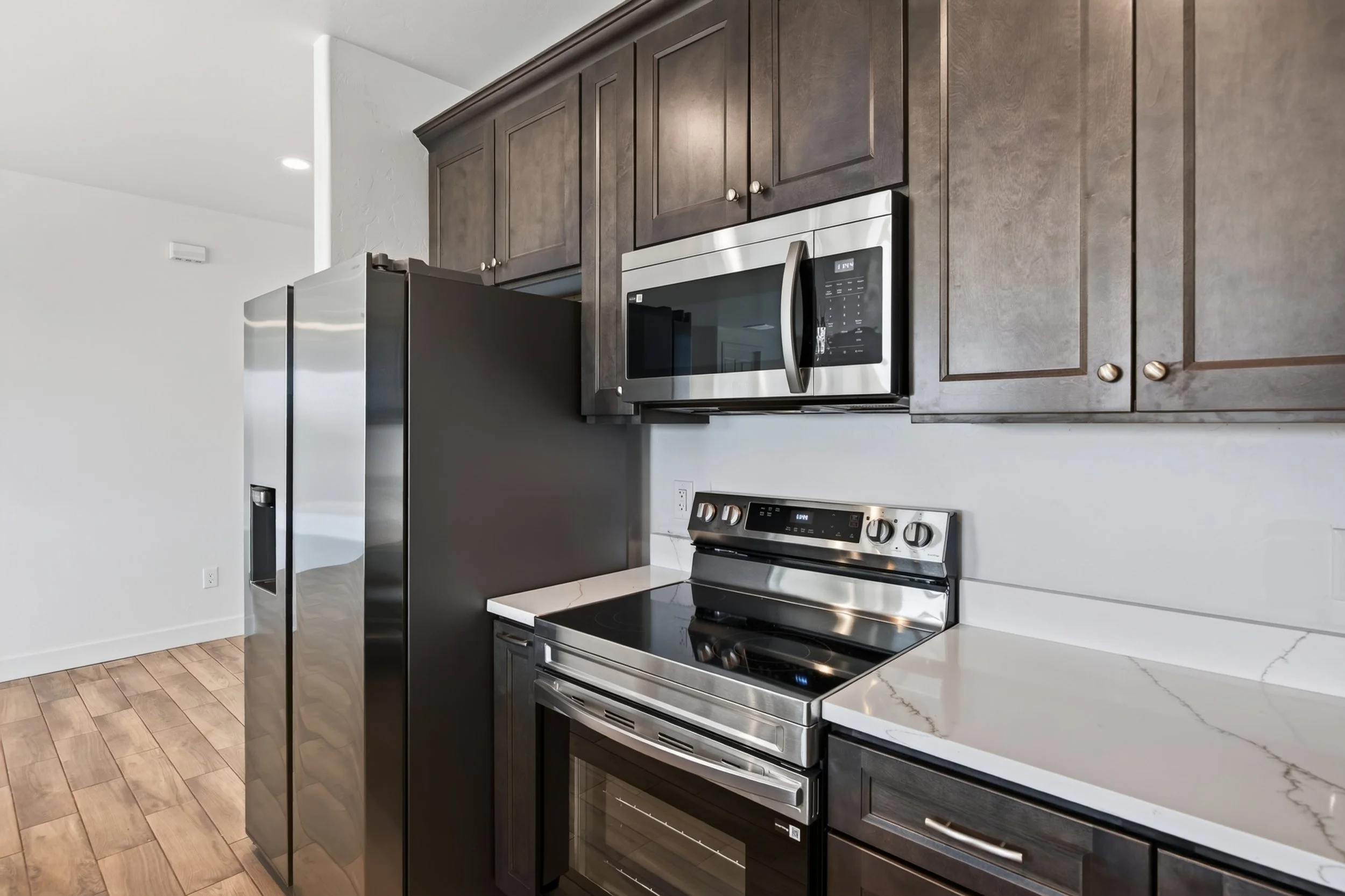 21 Kitchen photo e.jpg