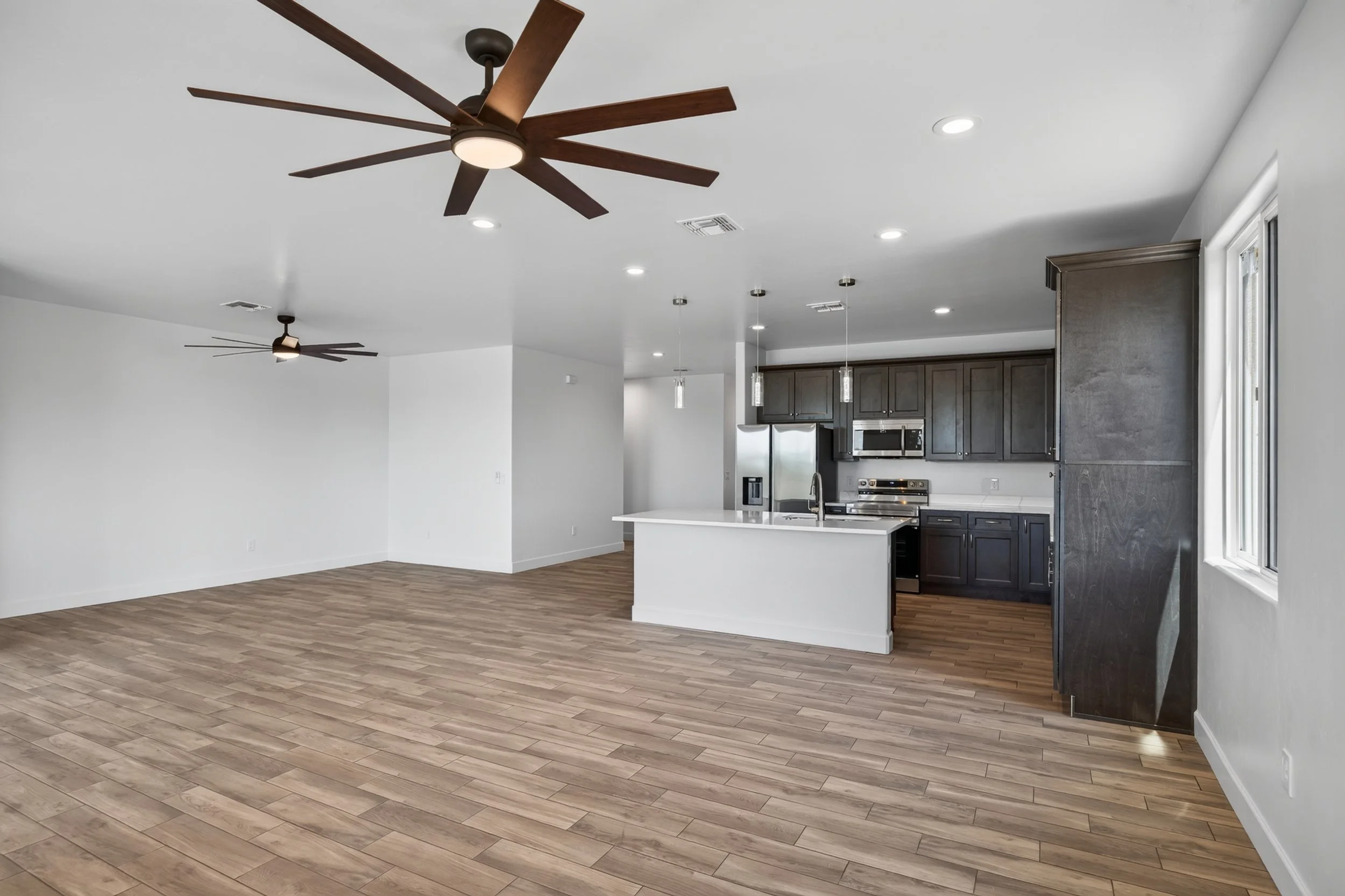 26 Living Room photo e.jpg