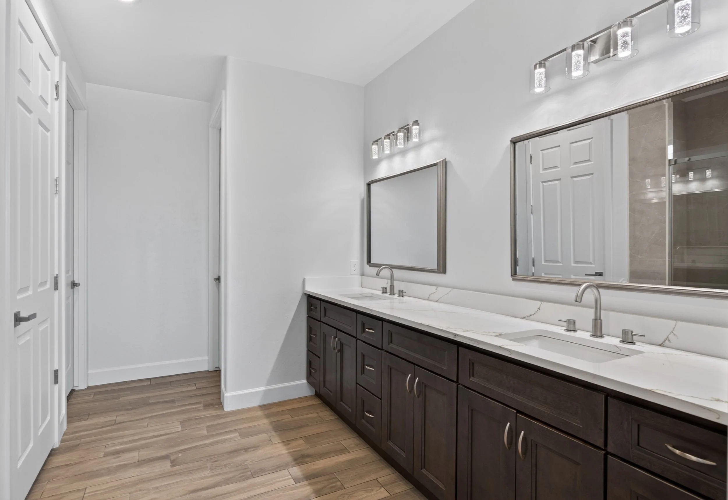 31 Main Bathroom photo a.jpg