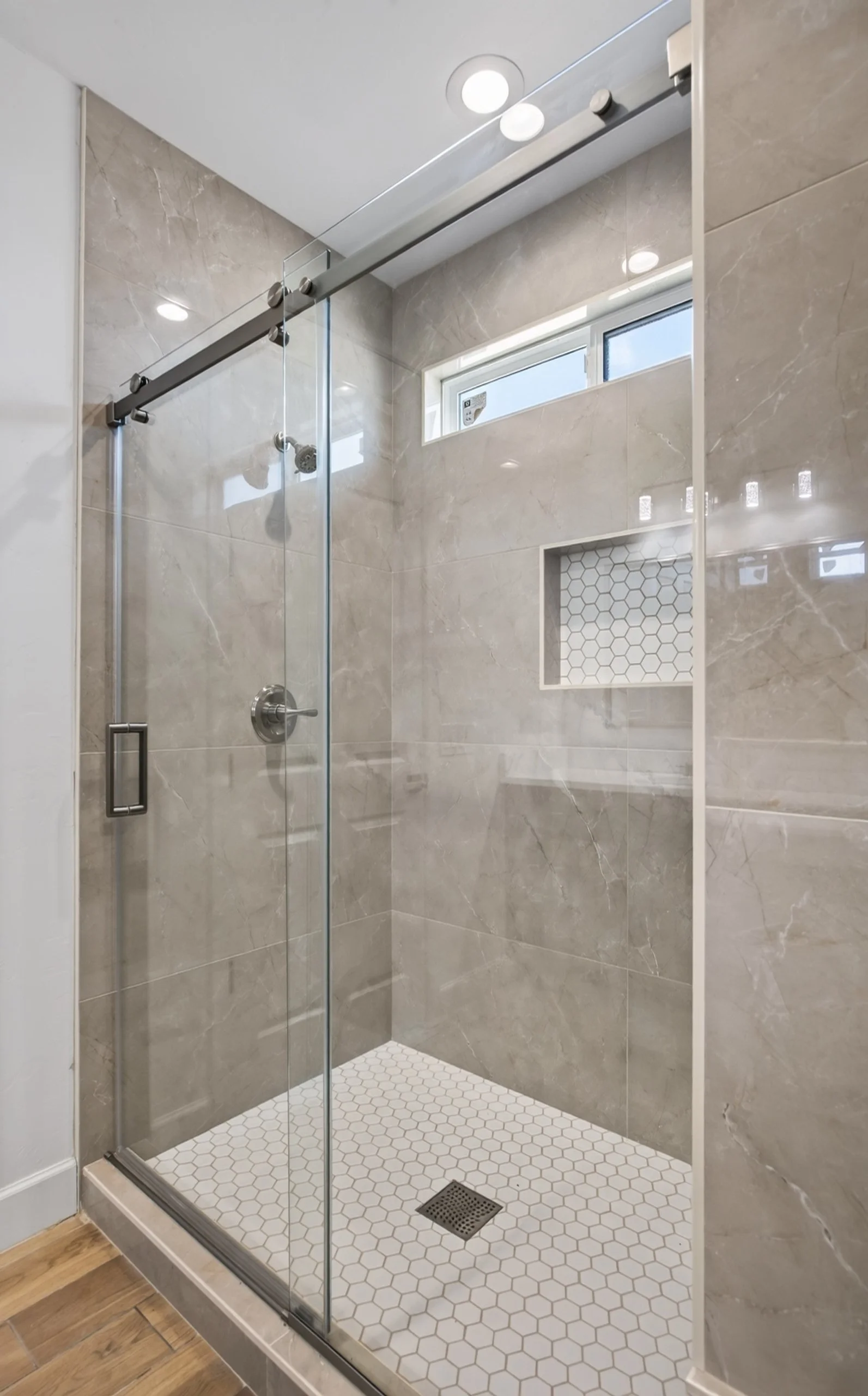 32 Main Bathroom photo b.jpg