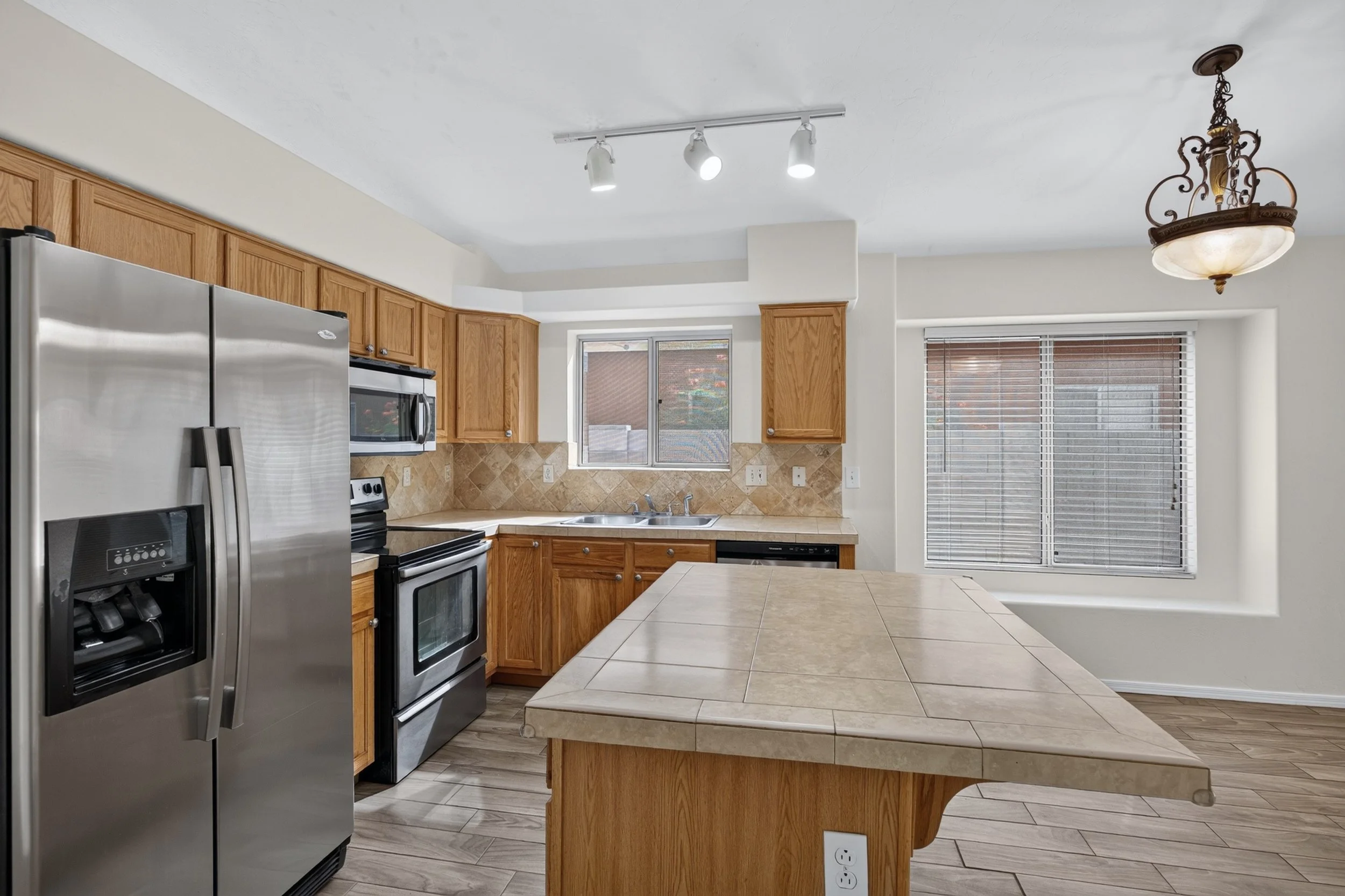 19 Kitchen photo b.jpg