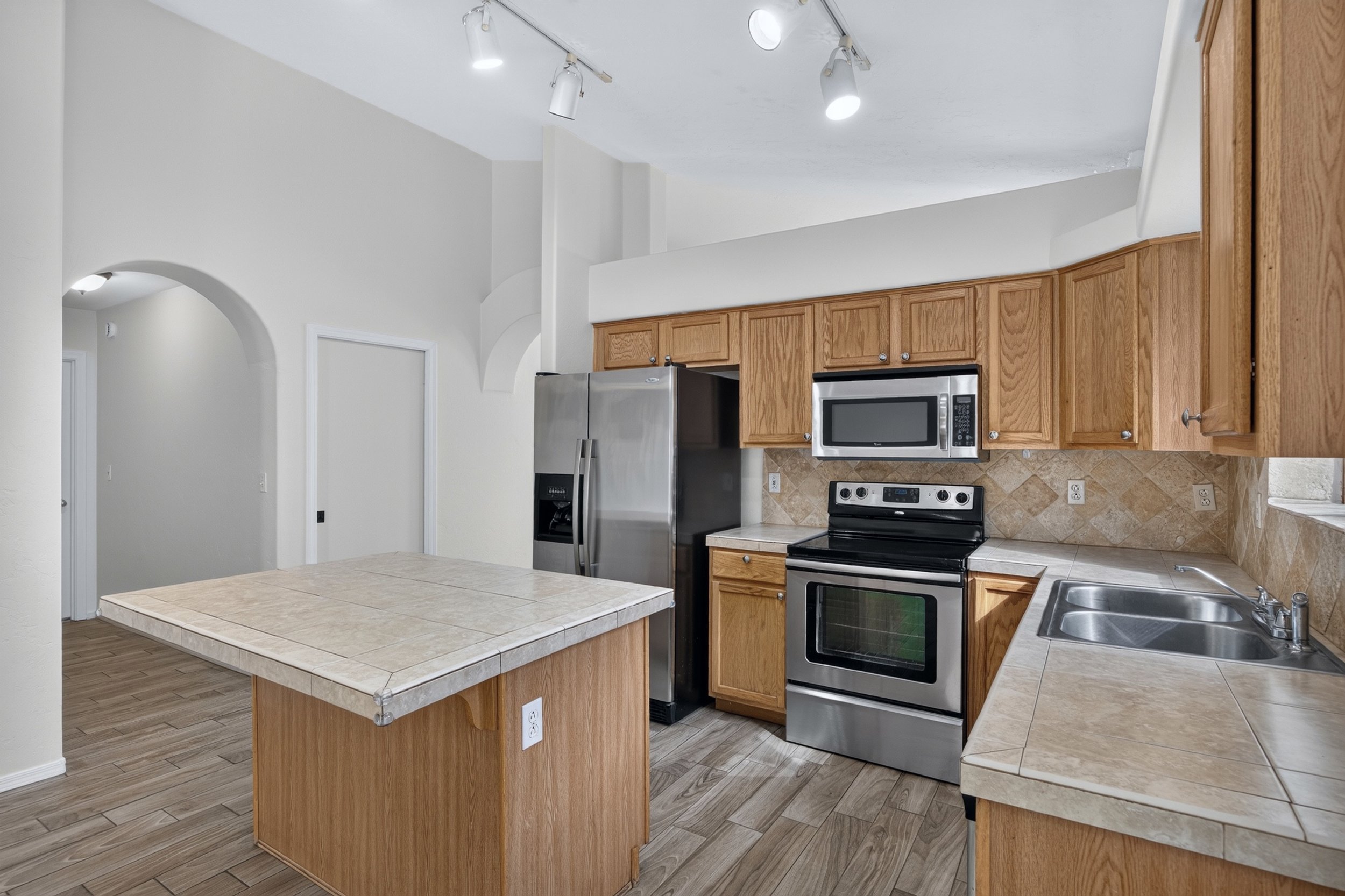 22 Kitchen photo e.jpg