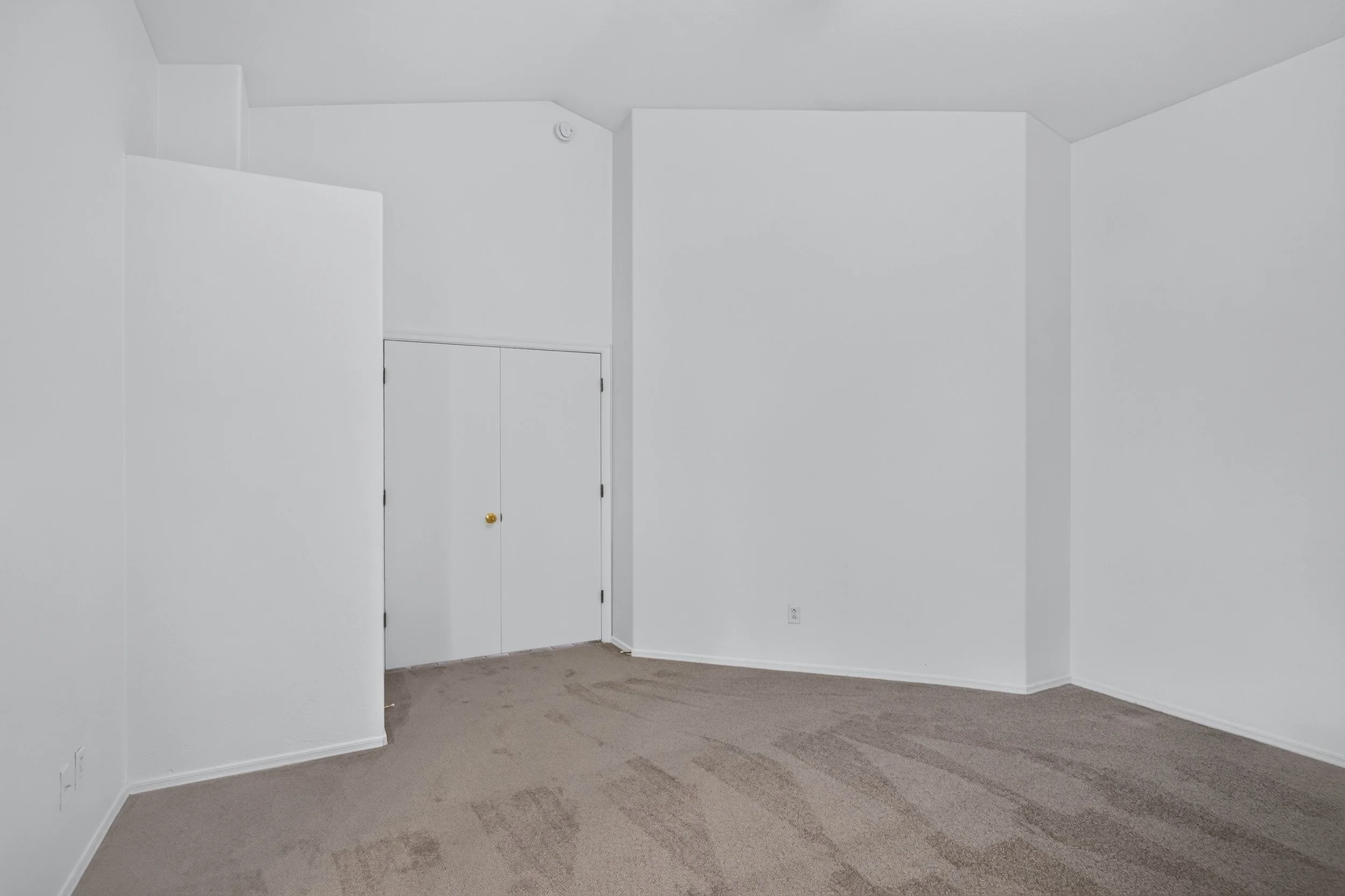 30 Main Bedroom photo b.jpg