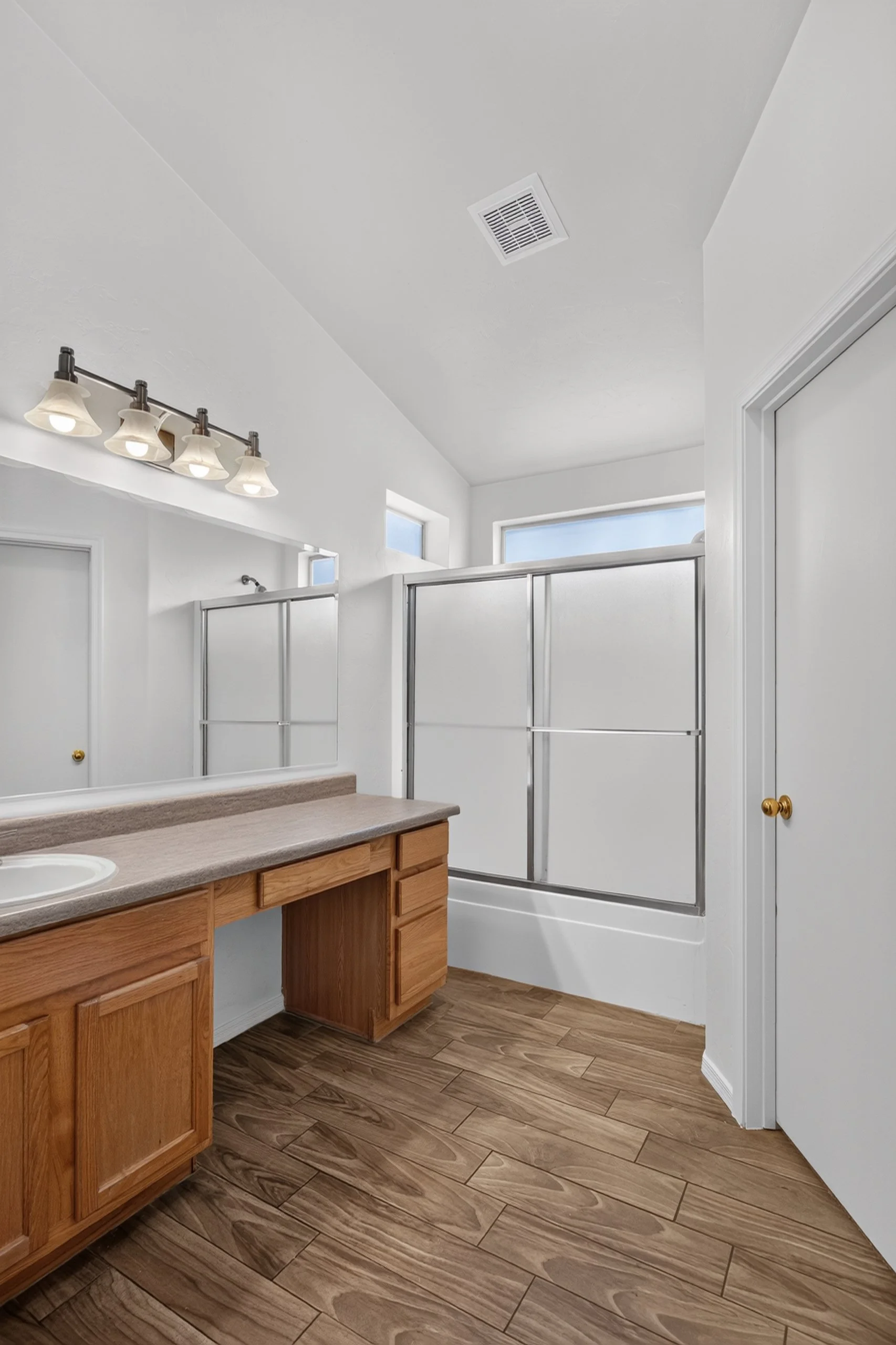 32 Main Bathroom.jpg