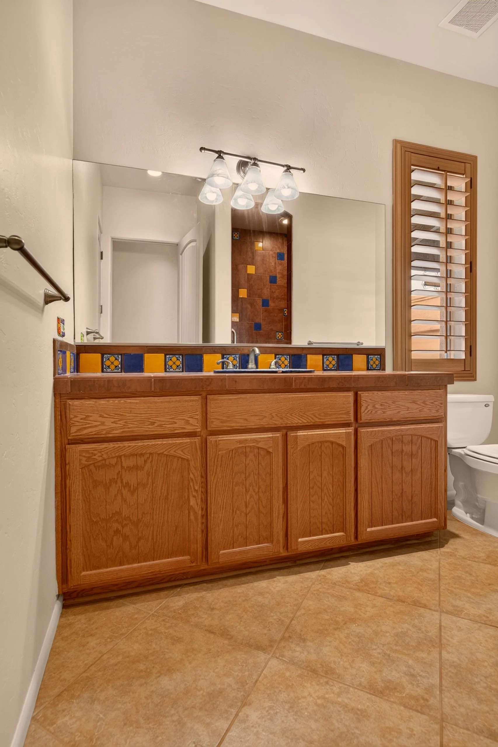 15 Bathroom 1 photo a.jpg