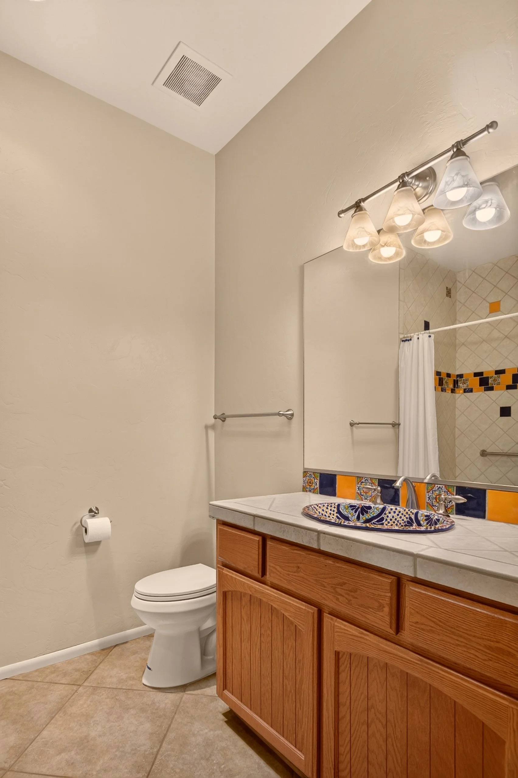 33 Bathroom 2 photo a.jpg