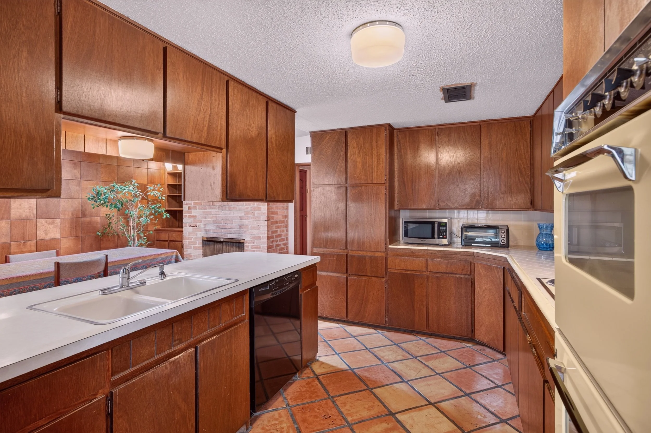 15 Kitchen photo d.jpg