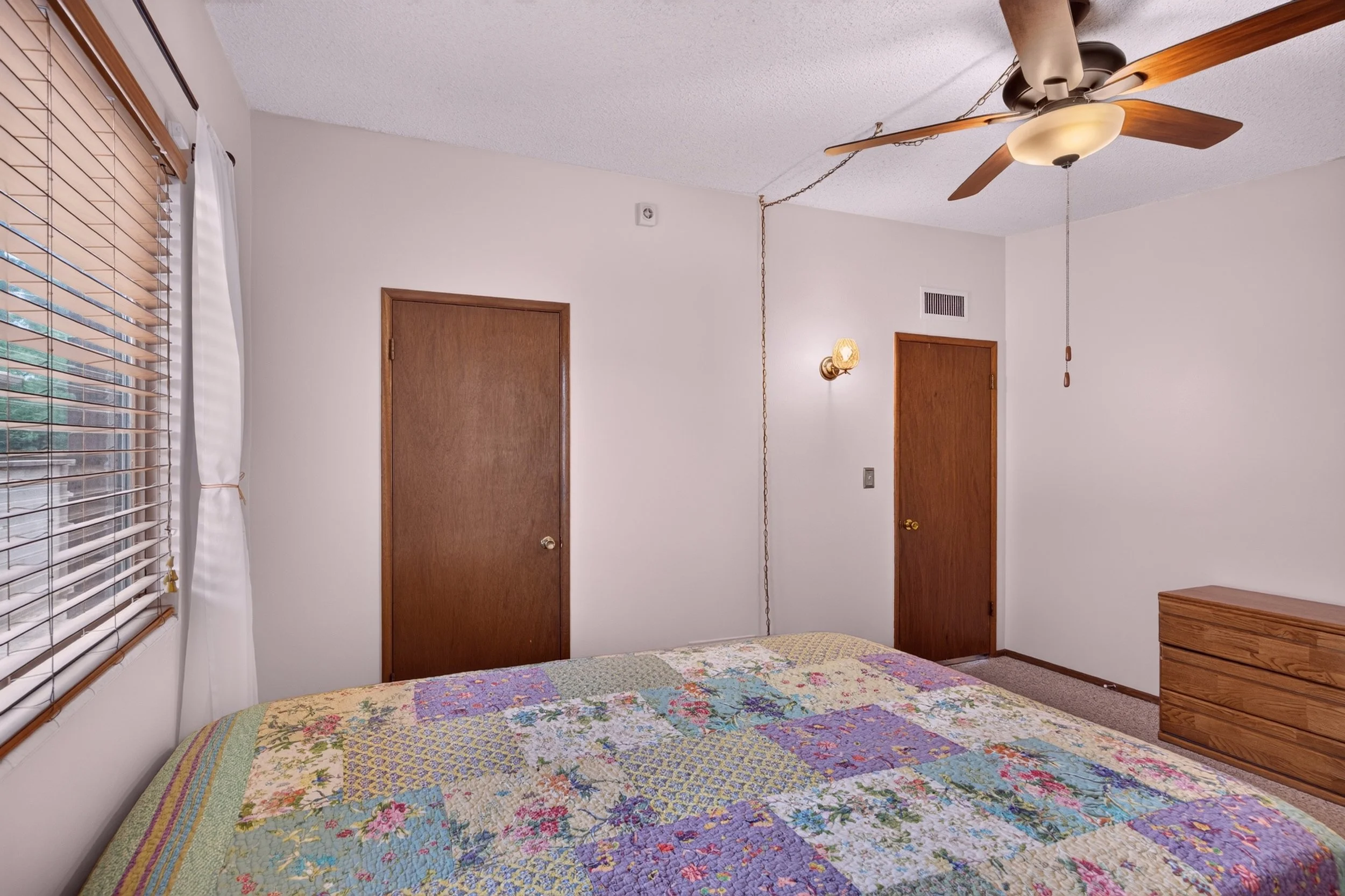 25 Main Bedroom photo b.jpg