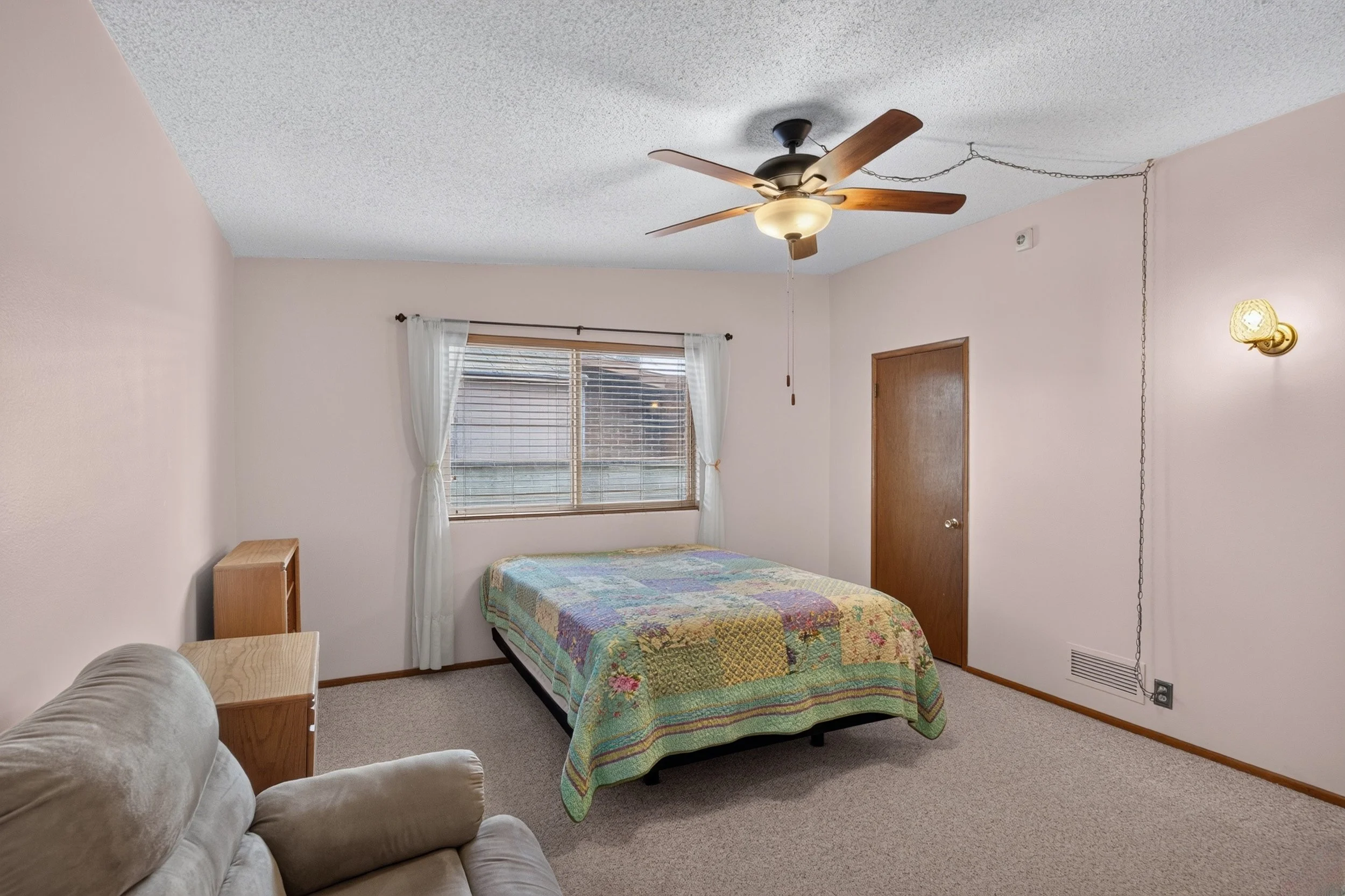 26 Main Bedroom photo c.jpg
