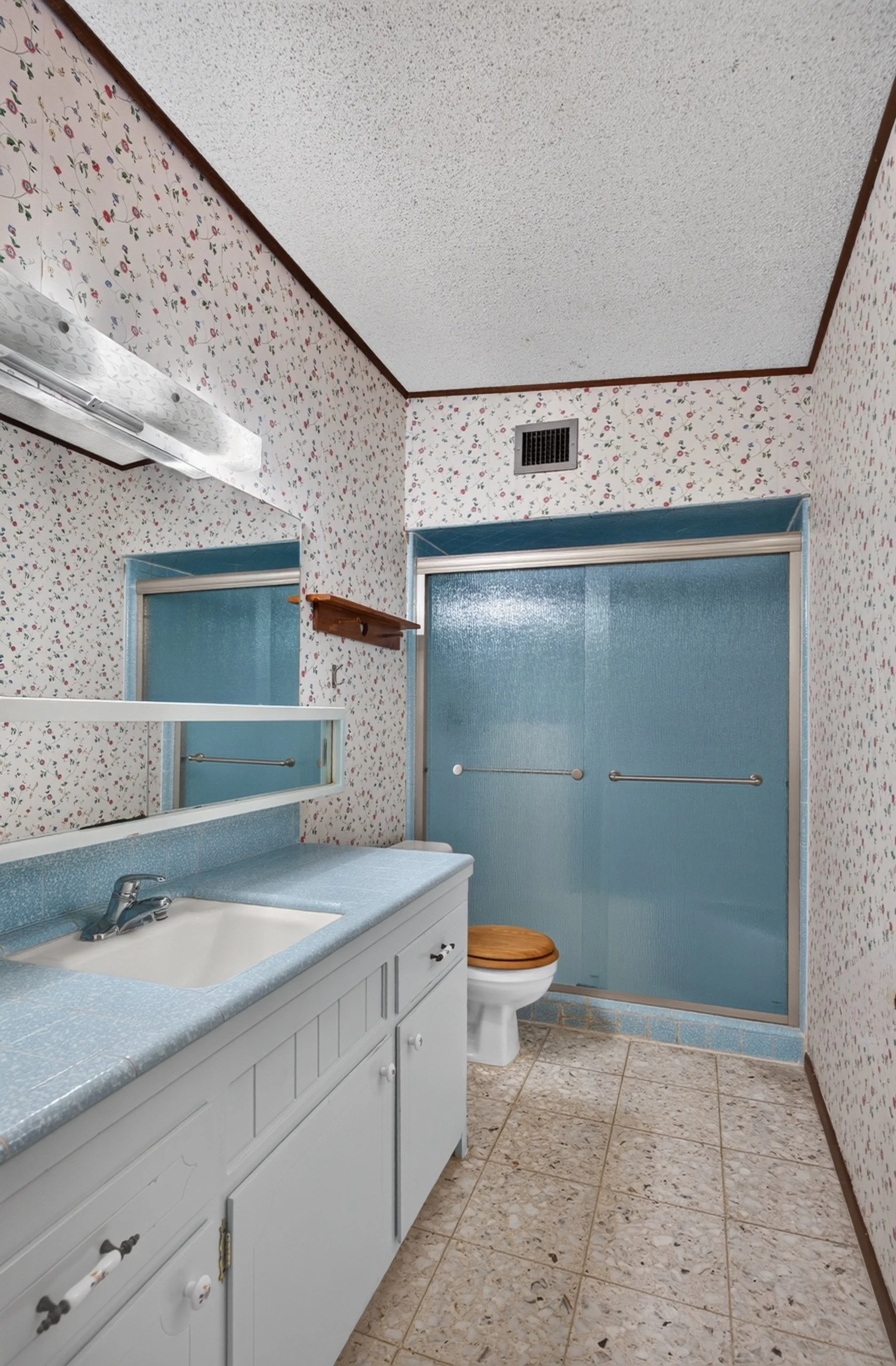 27 Main Bathroom.jpg