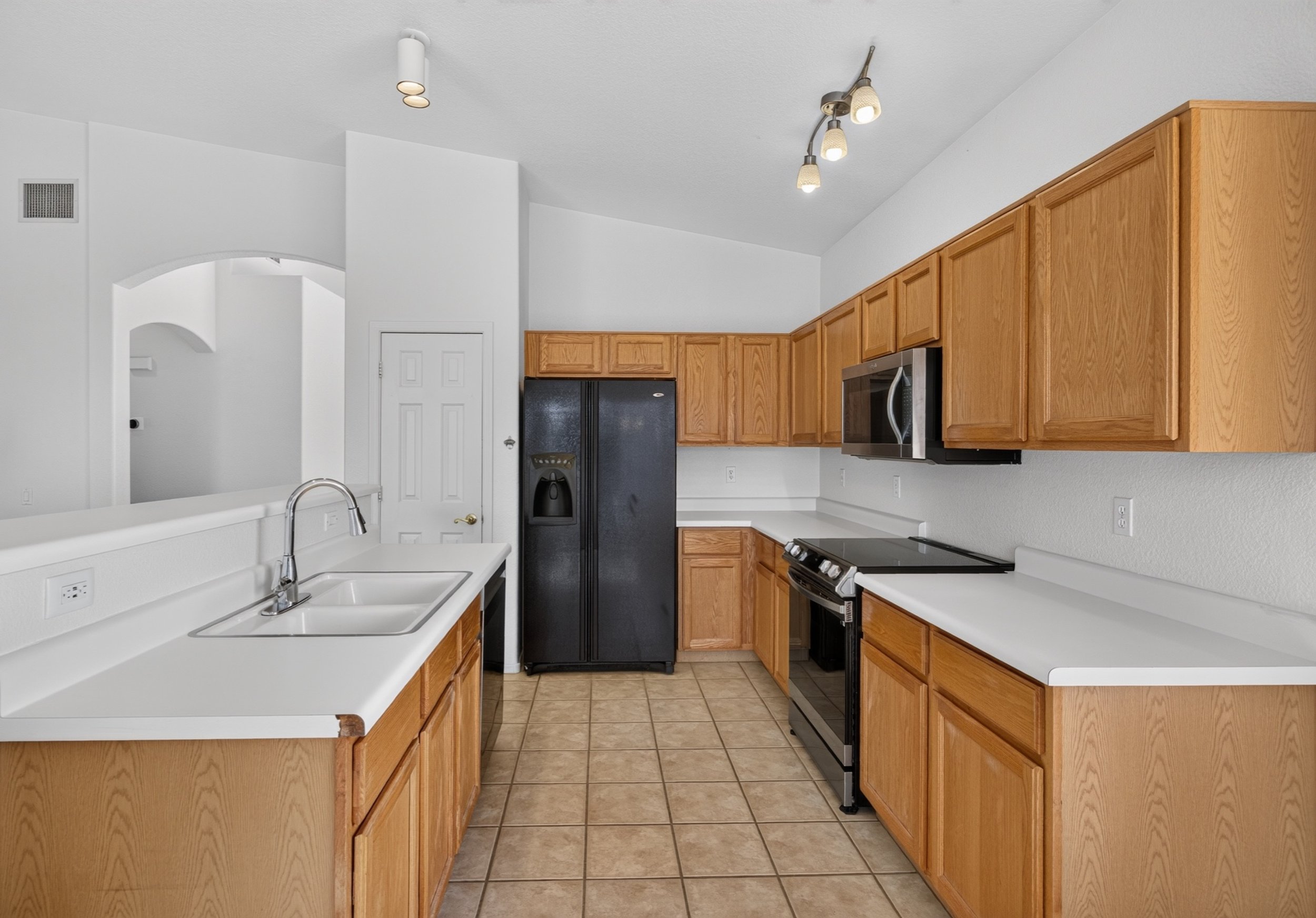 21 Kitchen photo d.jpg