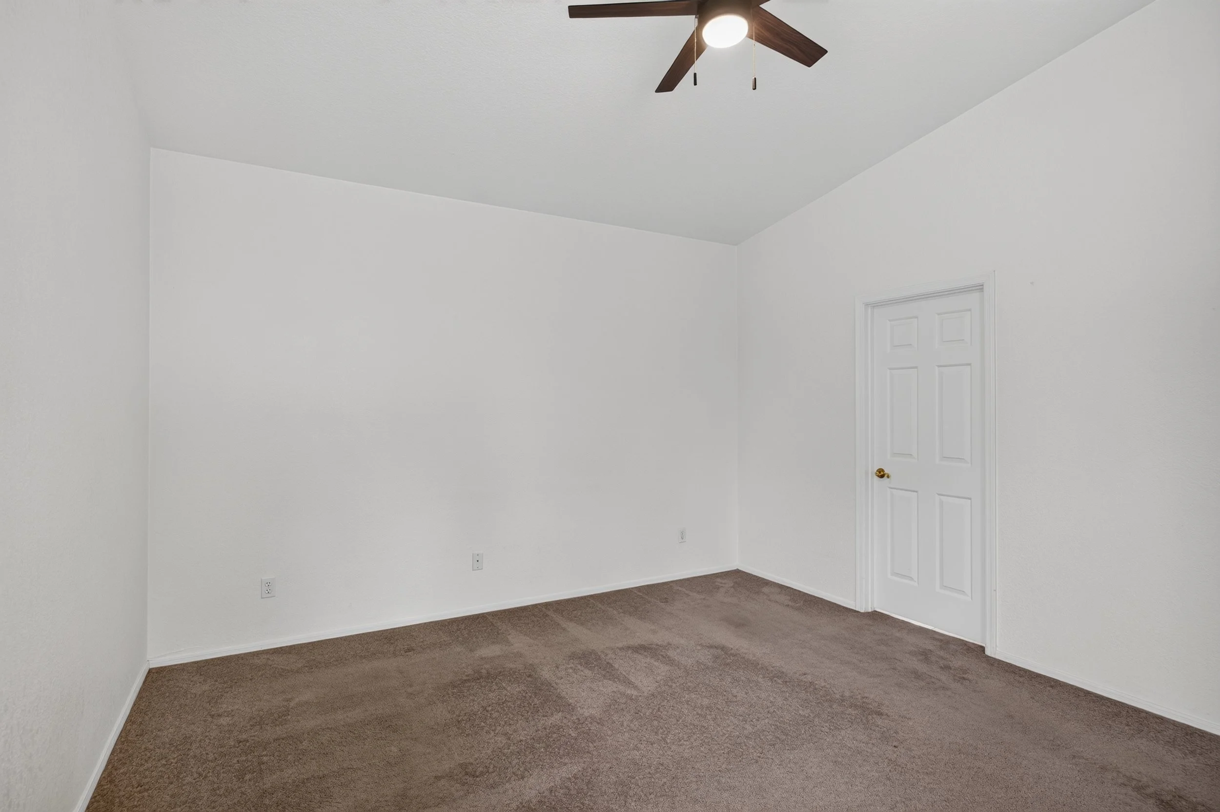 26 Main Bedroom photo c.jpg