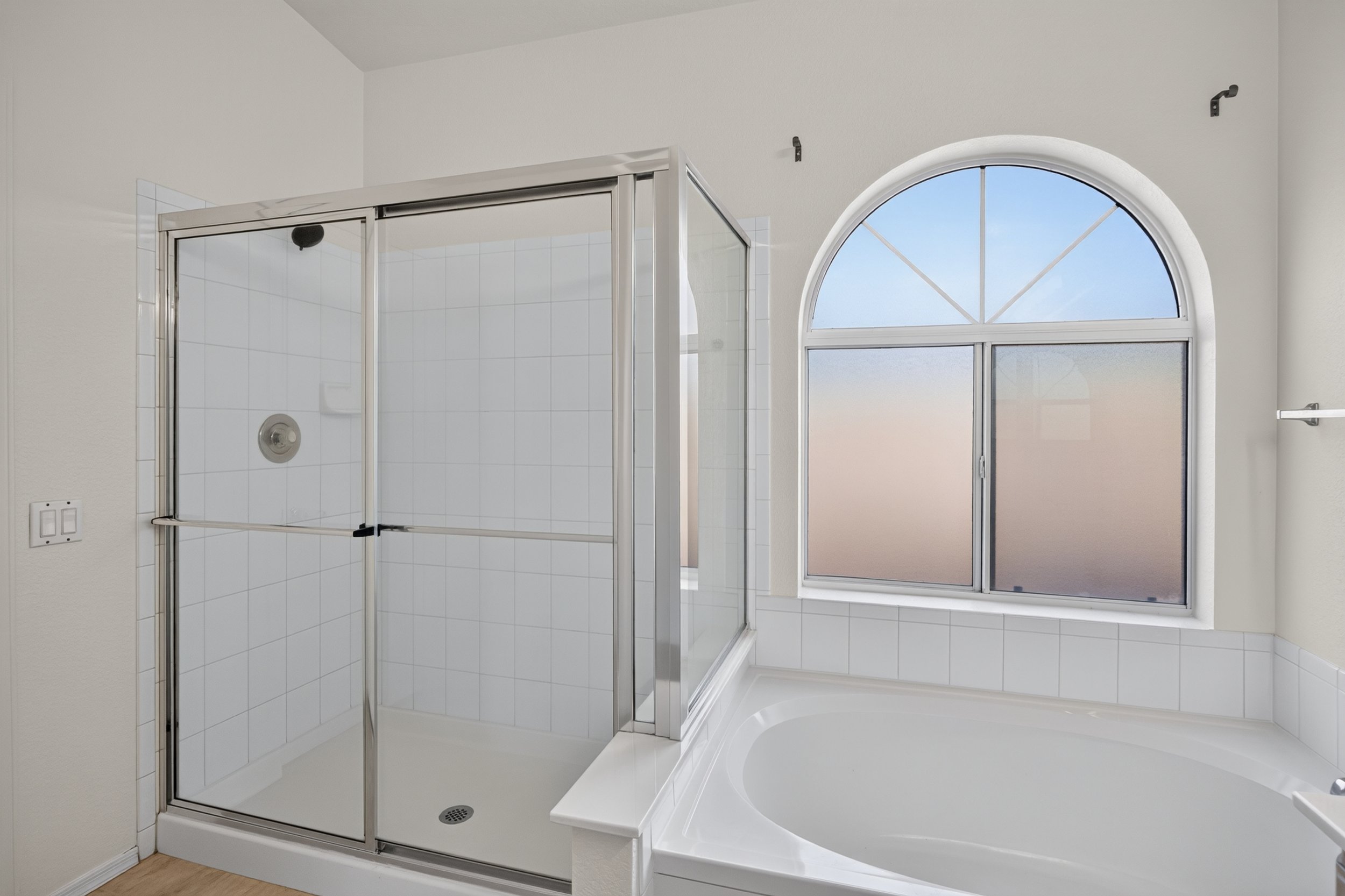27 Main Bathroom photo a.jpg