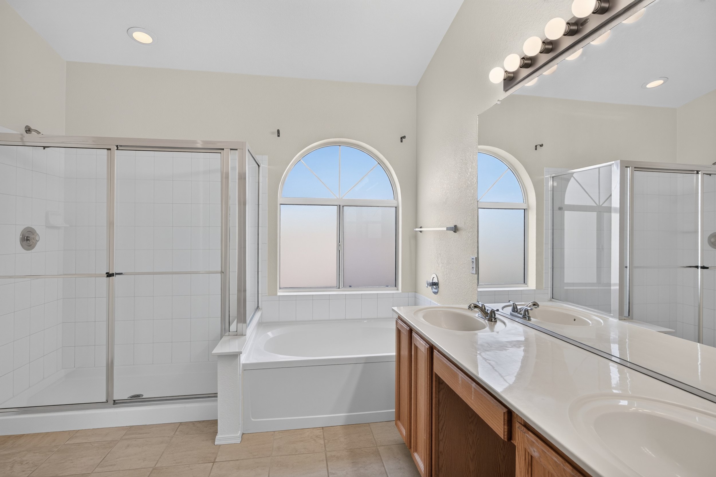 28 Main Bathroom photo b.jpg