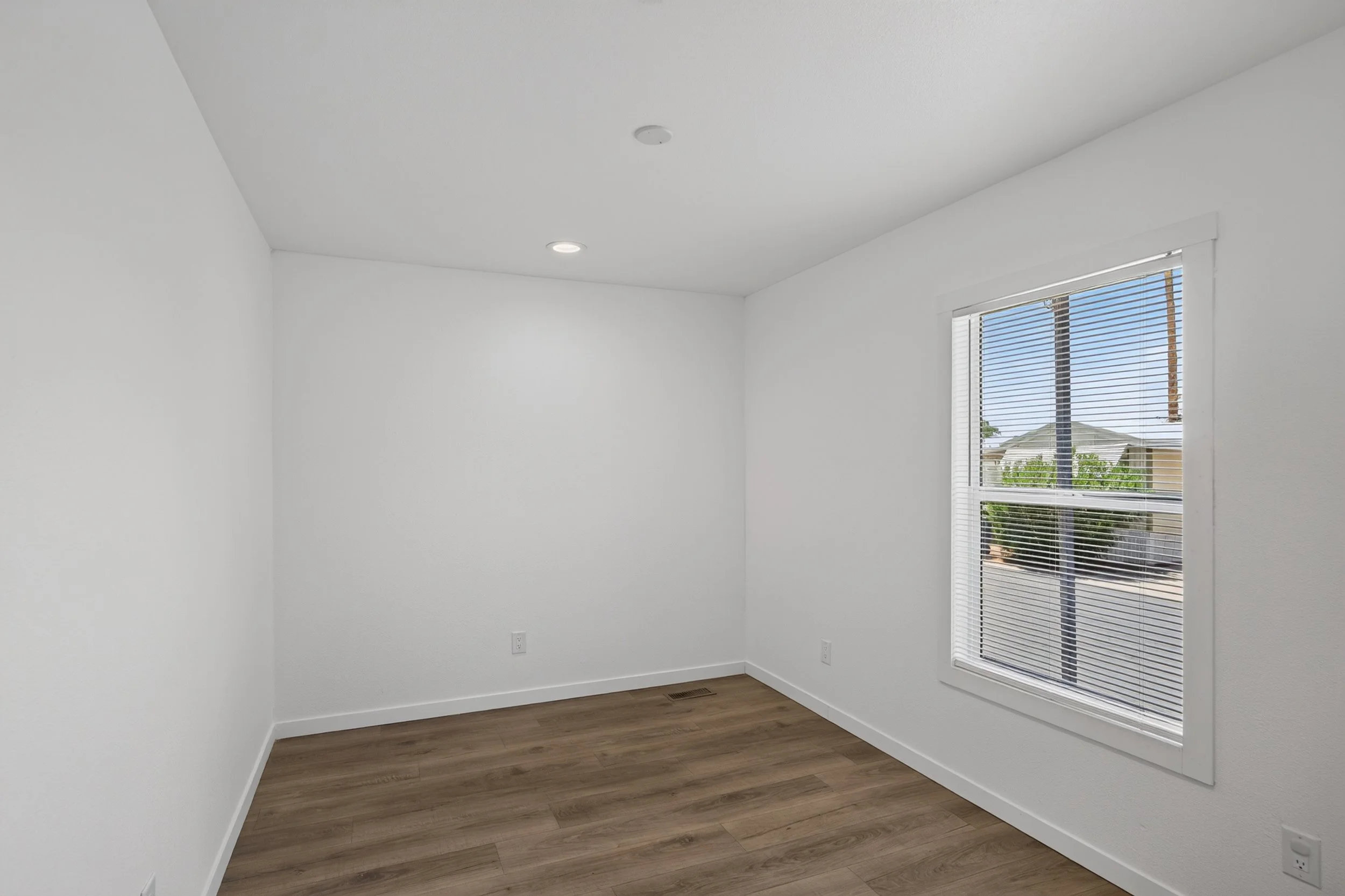 10 Bedroom 1 photo a.jpg