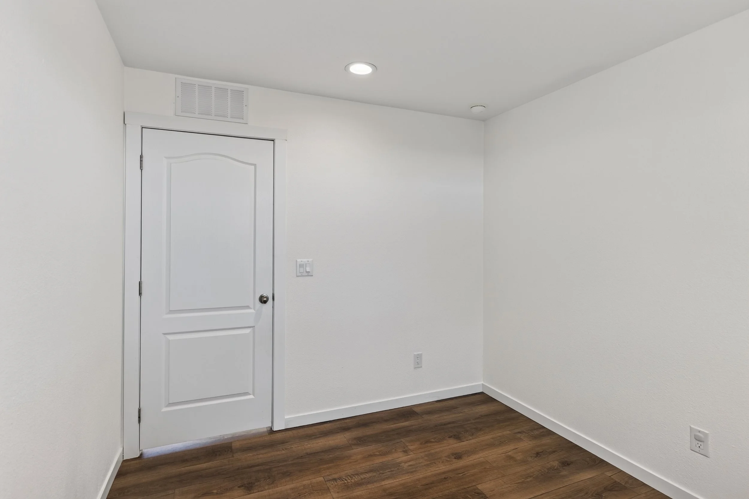 15 Bedroom 2 photo b.jpg