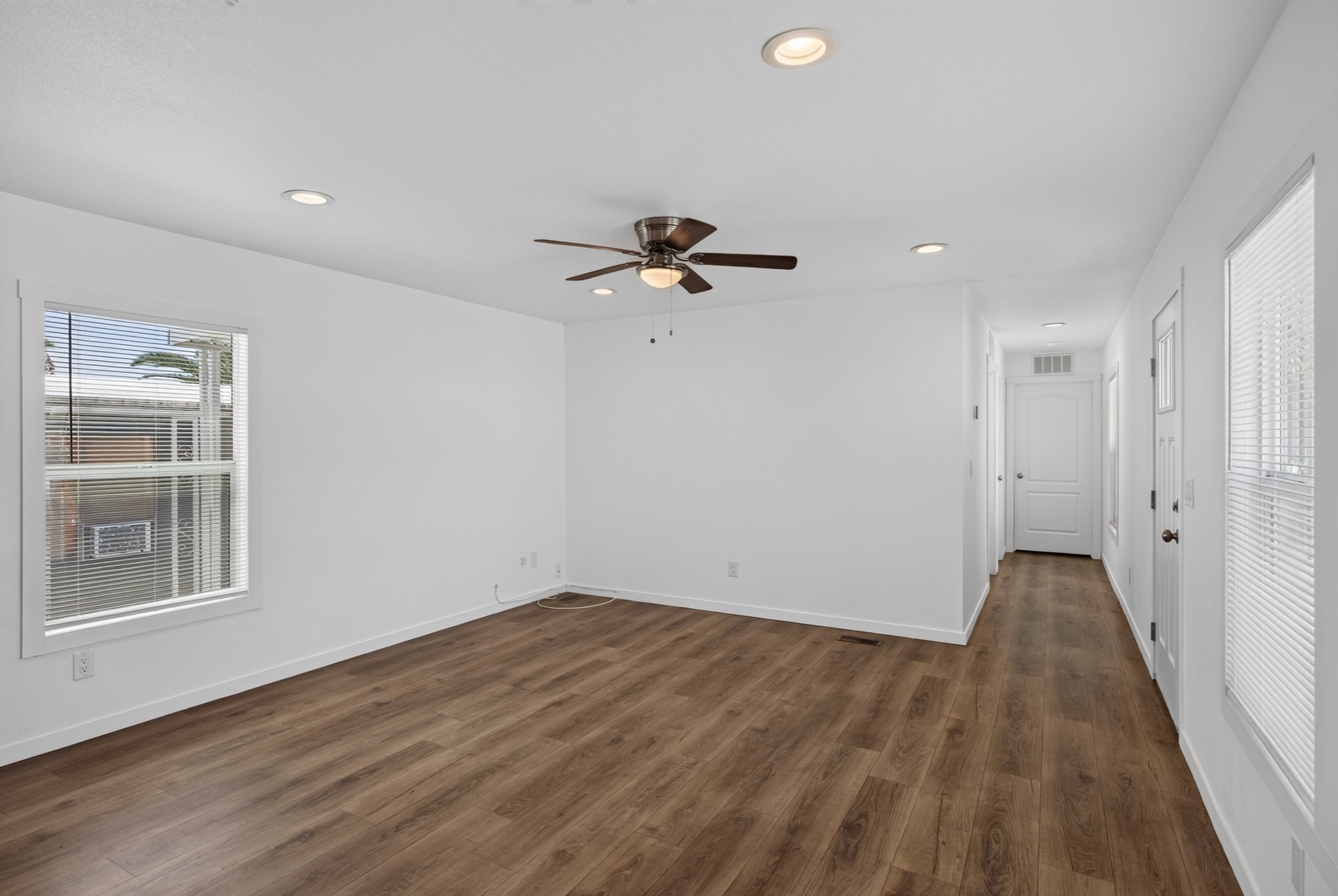 20 Living Room photo d.jpg