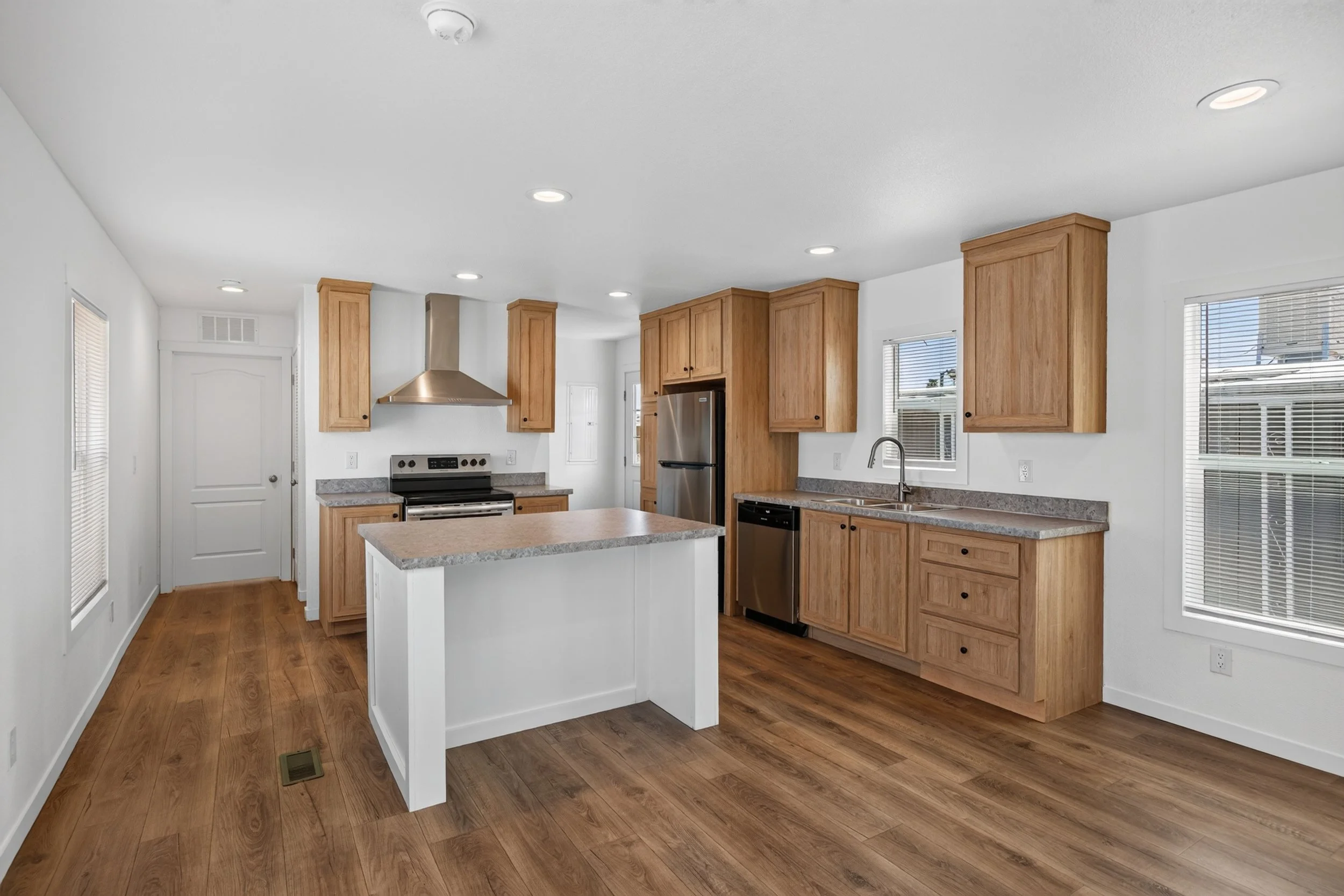 21 Kitchen photo a.jpg