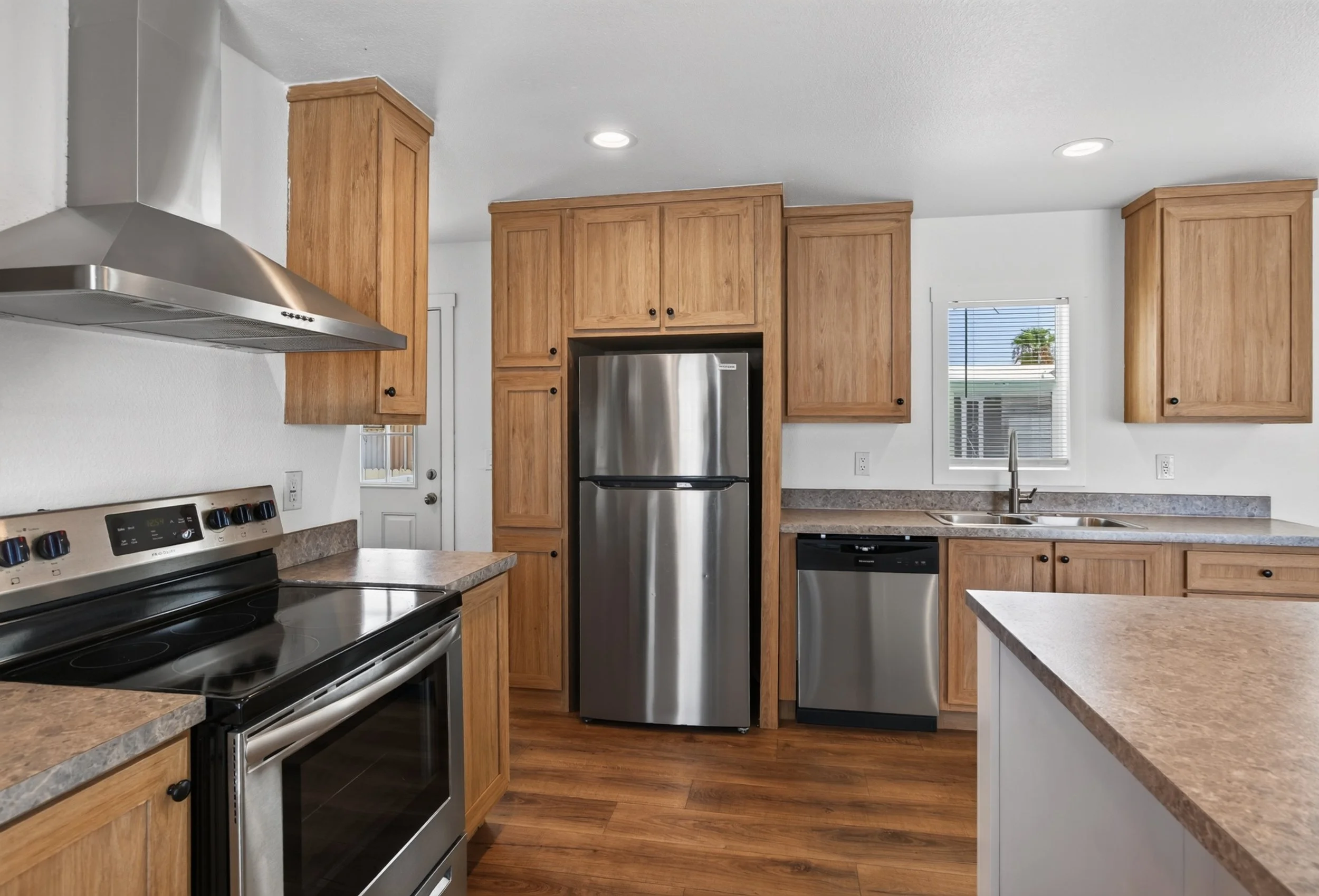 25 Kitchen photo e.jpg