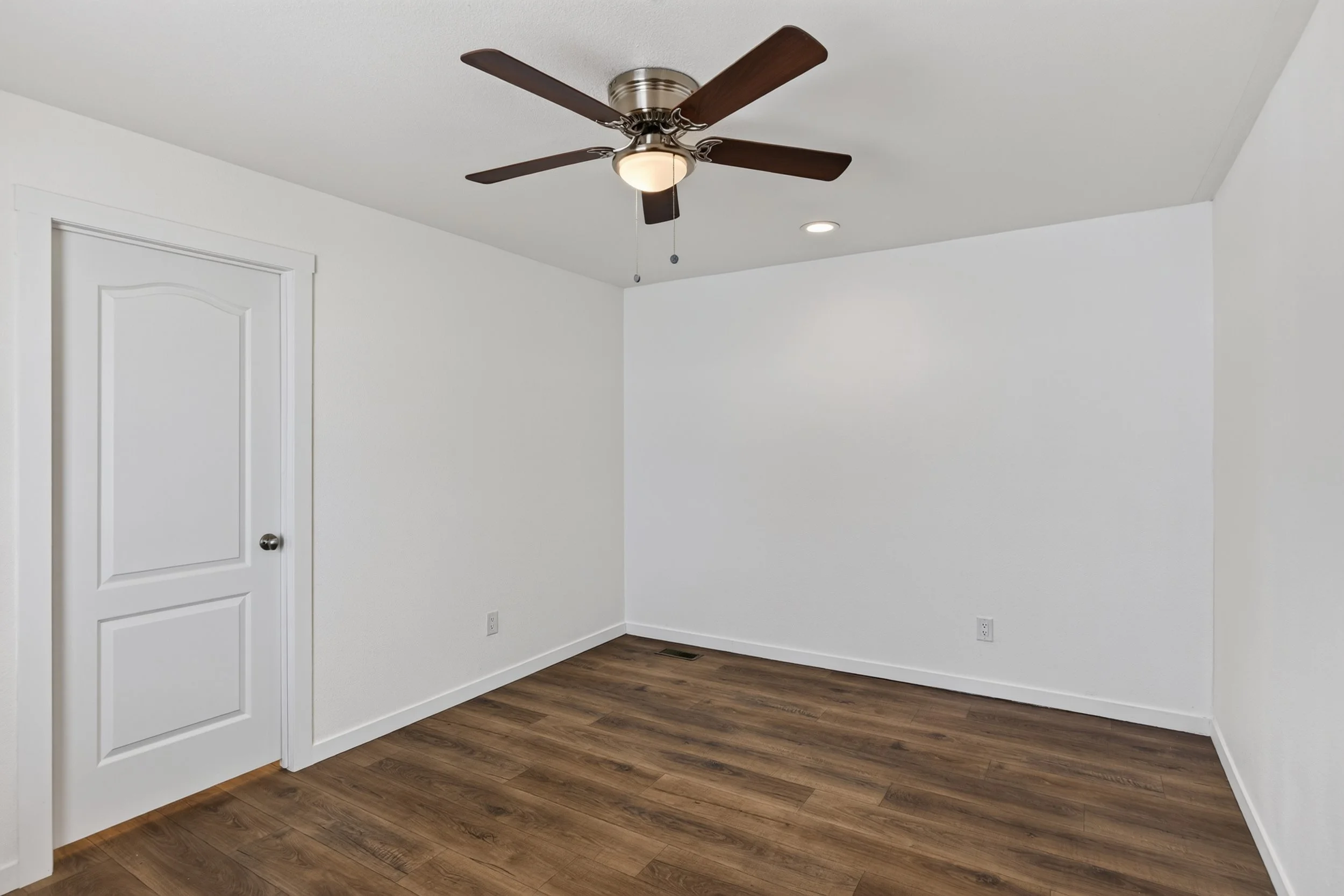28 Main Bedroom photo a.jpg