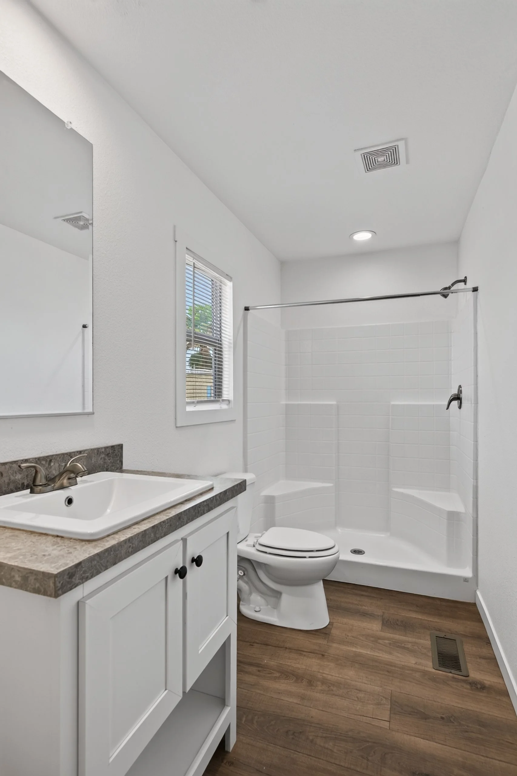 30 Main Bathroom photo a.jpg