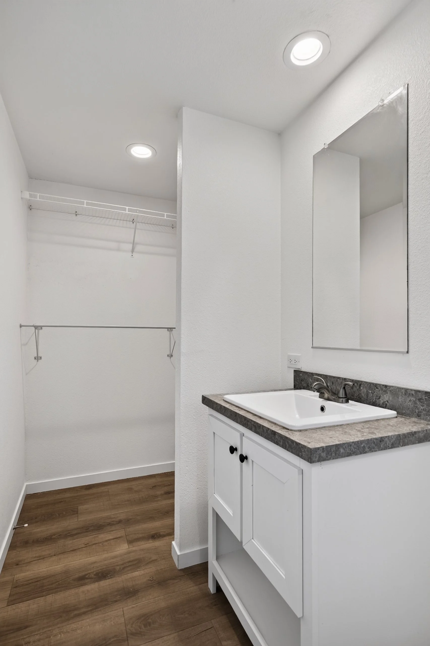 32 Main Bathroom photo c.jpg