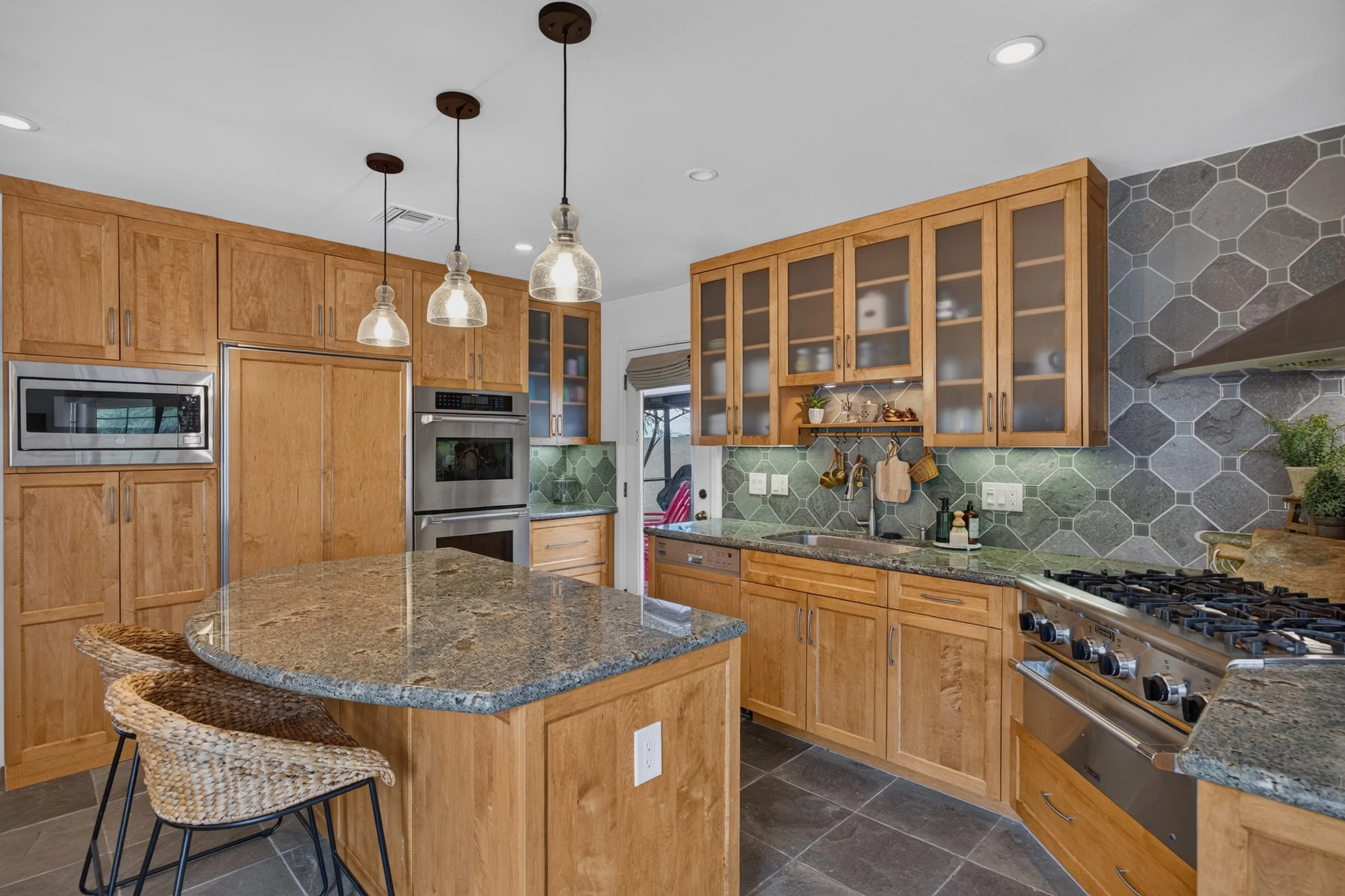 15 Kitchen photo b.jpg