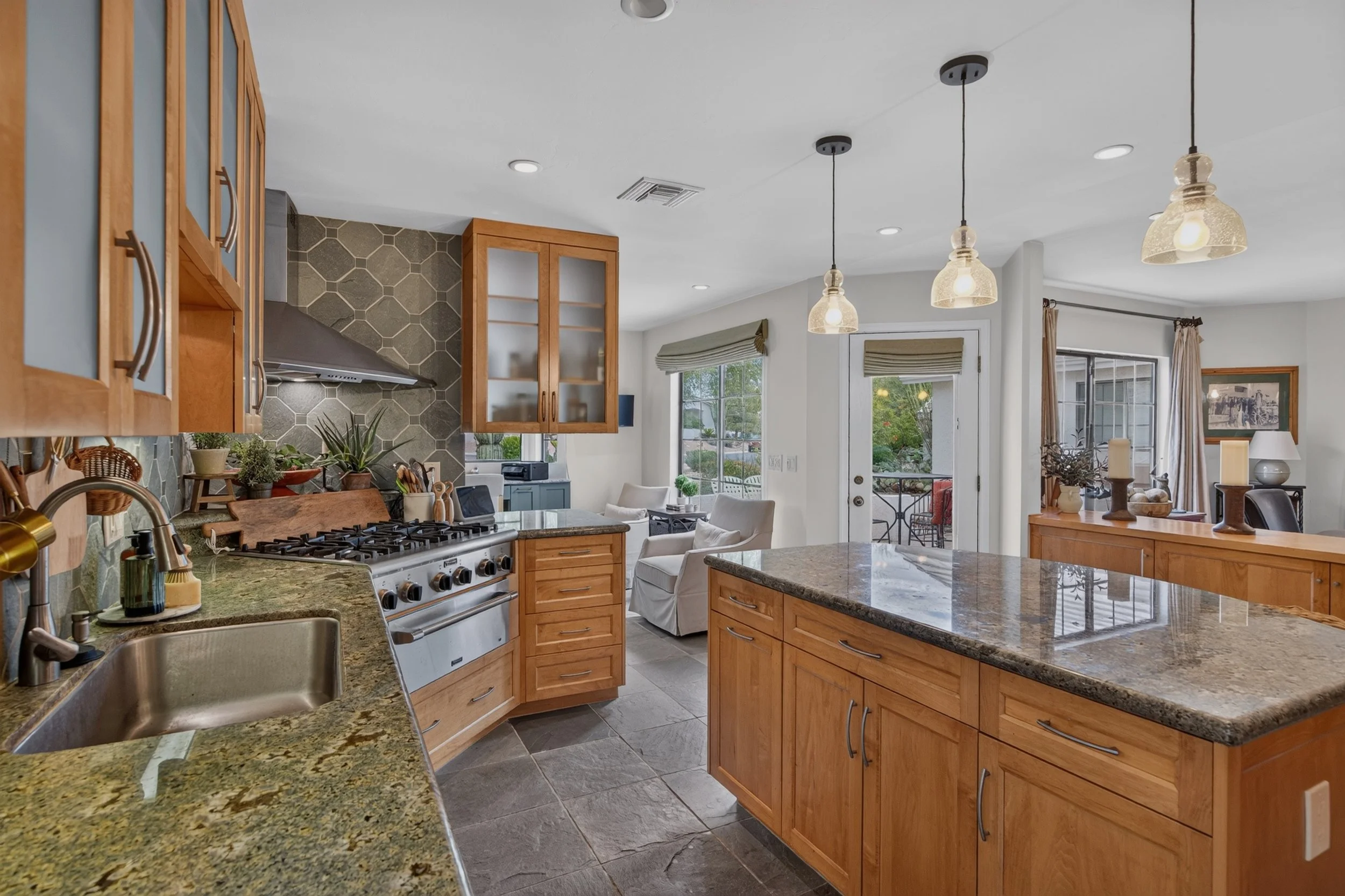 18 Kitchen photo e.jpg