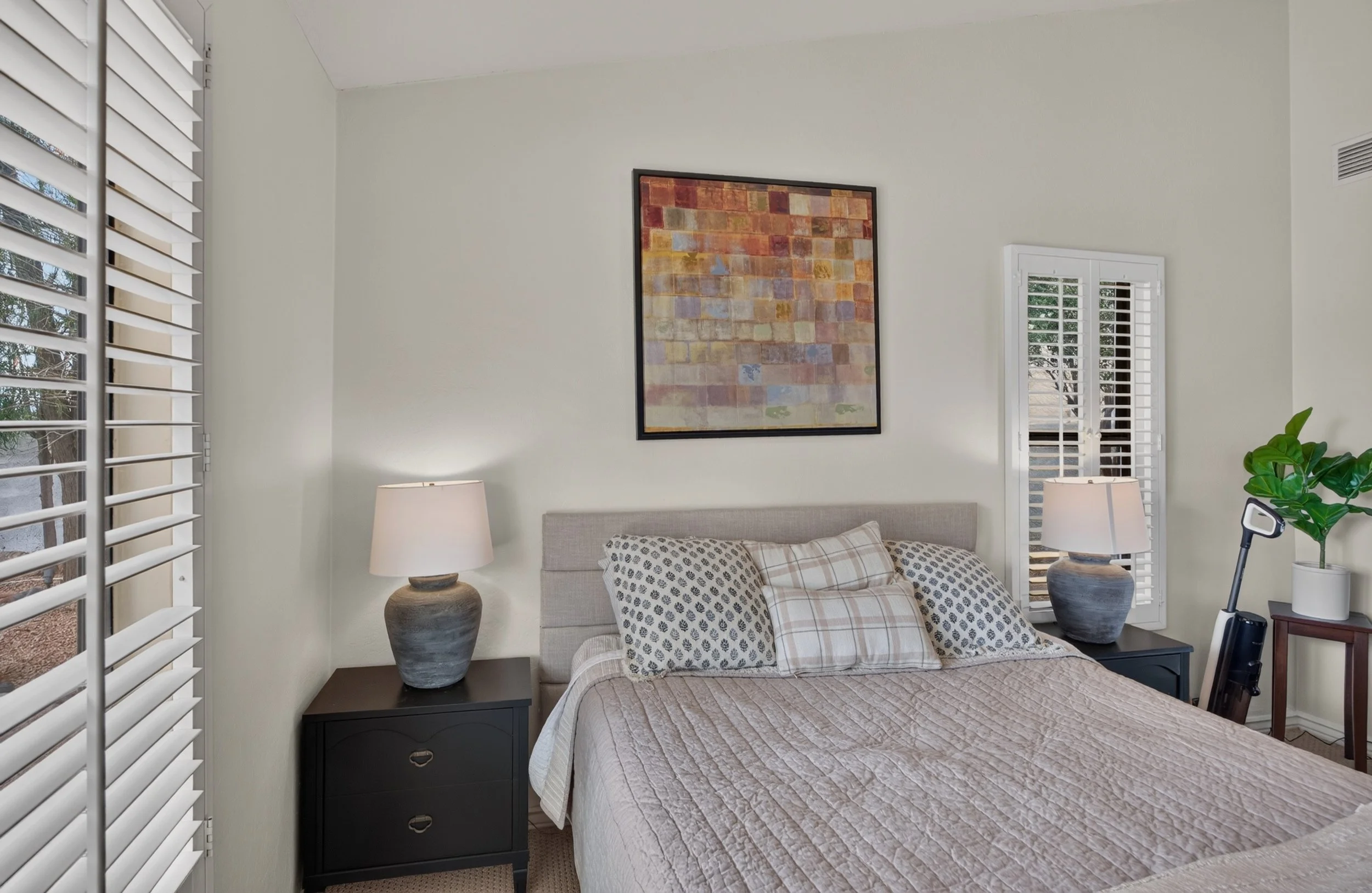 24 Bedroom photo b.jpg