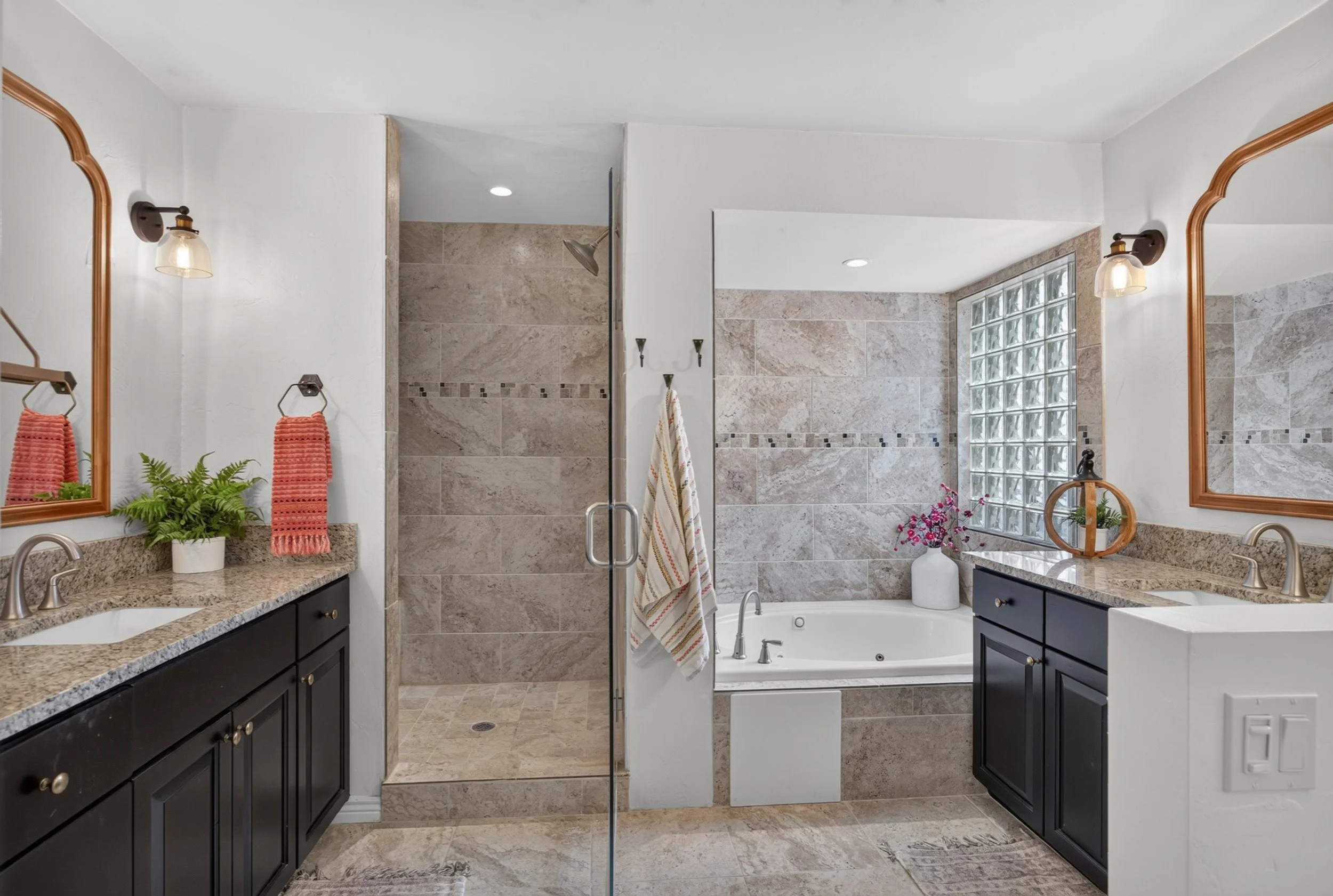 31 Main Bathroom photo a.jpg