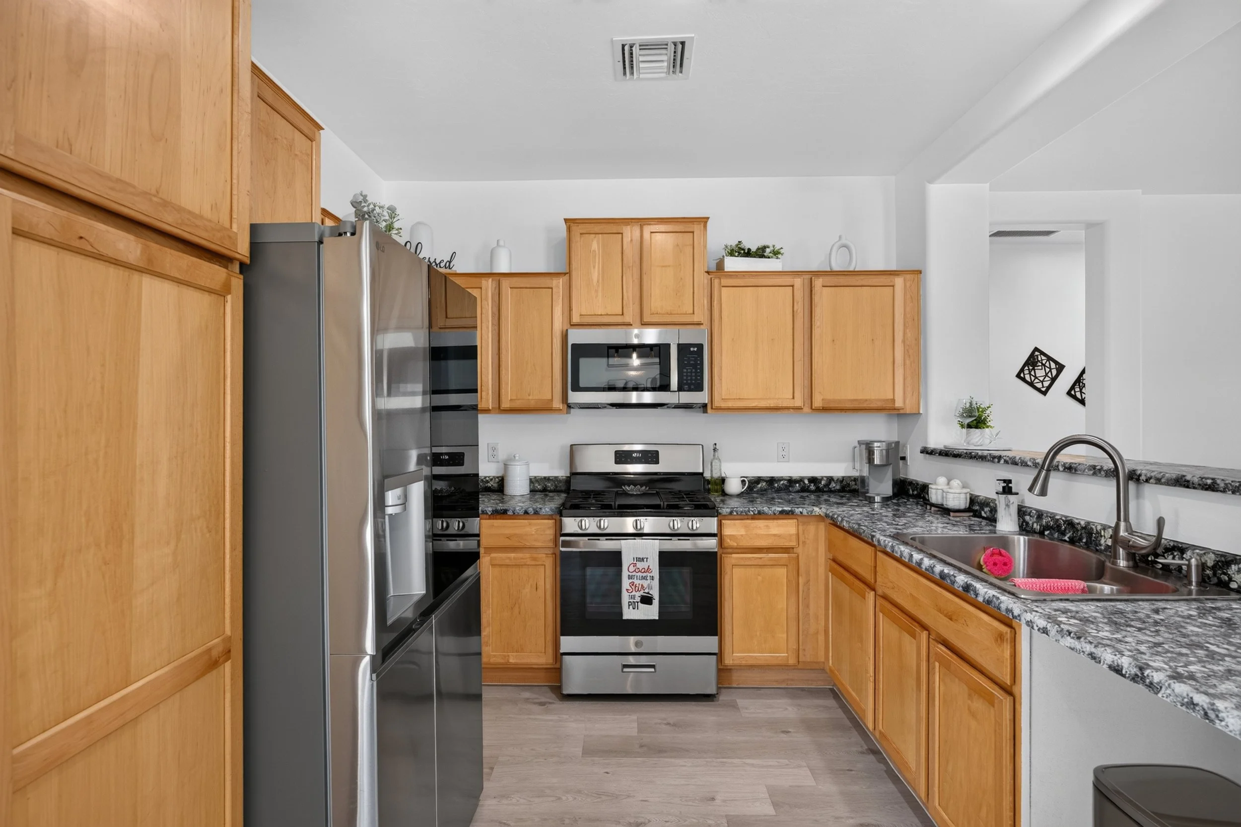 17 Kitchen photo a.jpg