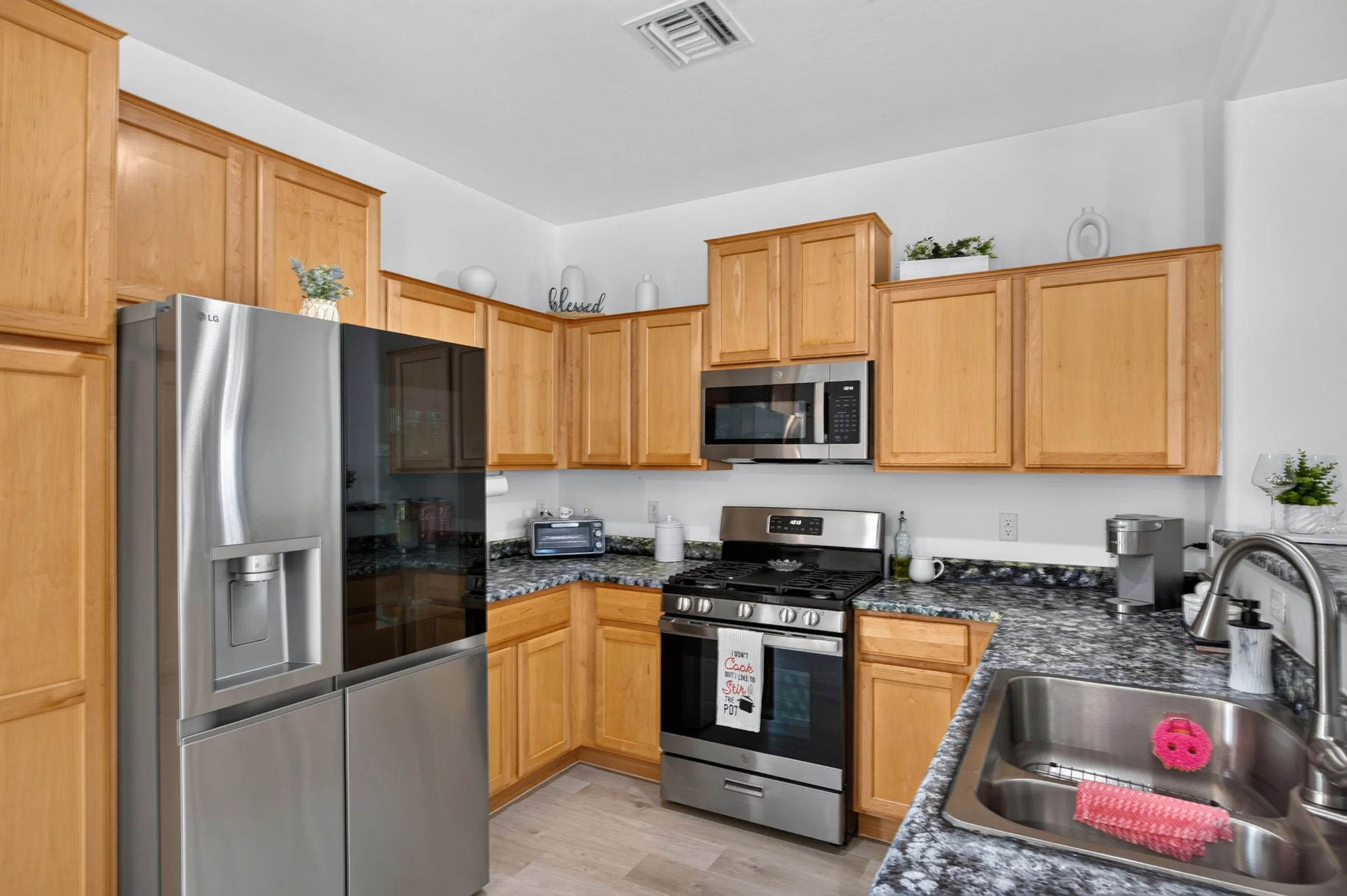 18 Kitchen photo b.jpg