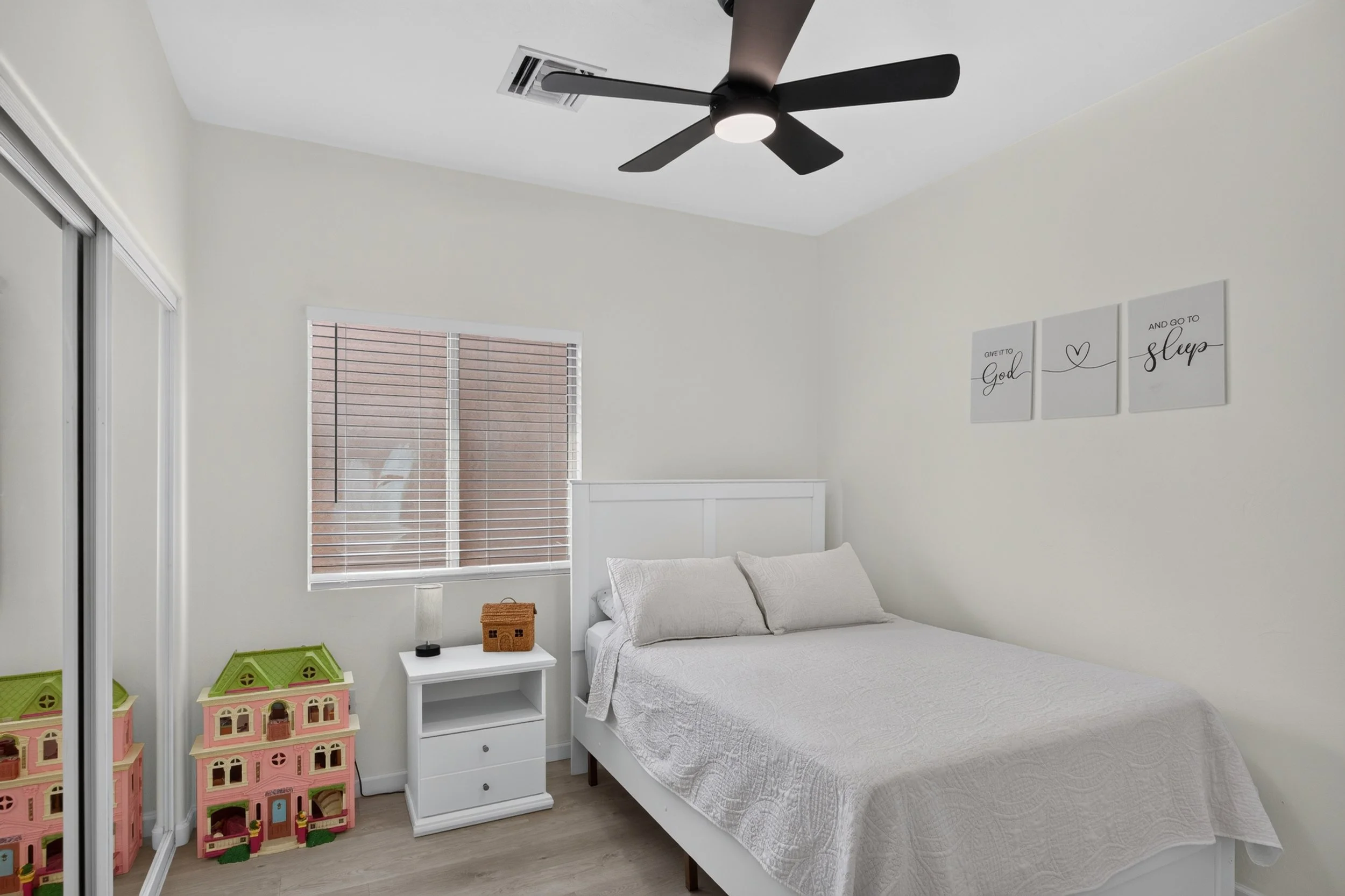 22 Bedroom photo a.jpg