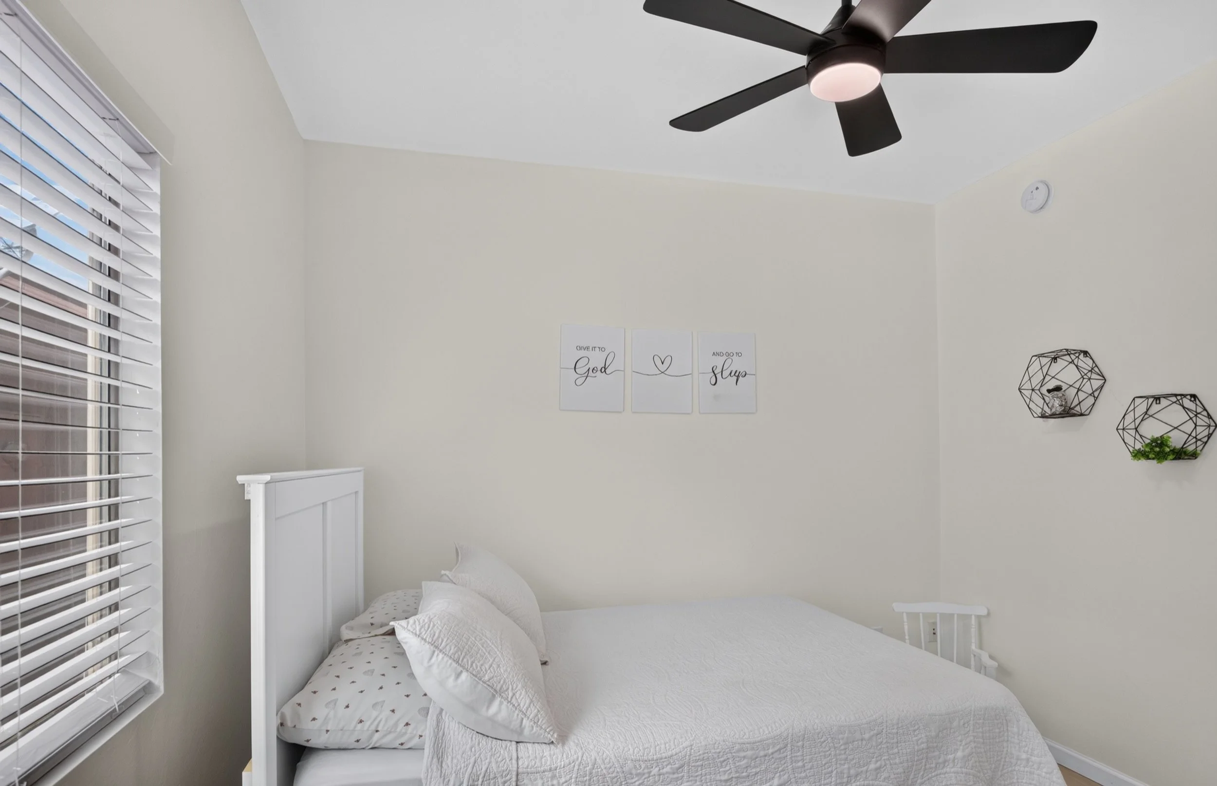 23 Bedroom photo b.jpg