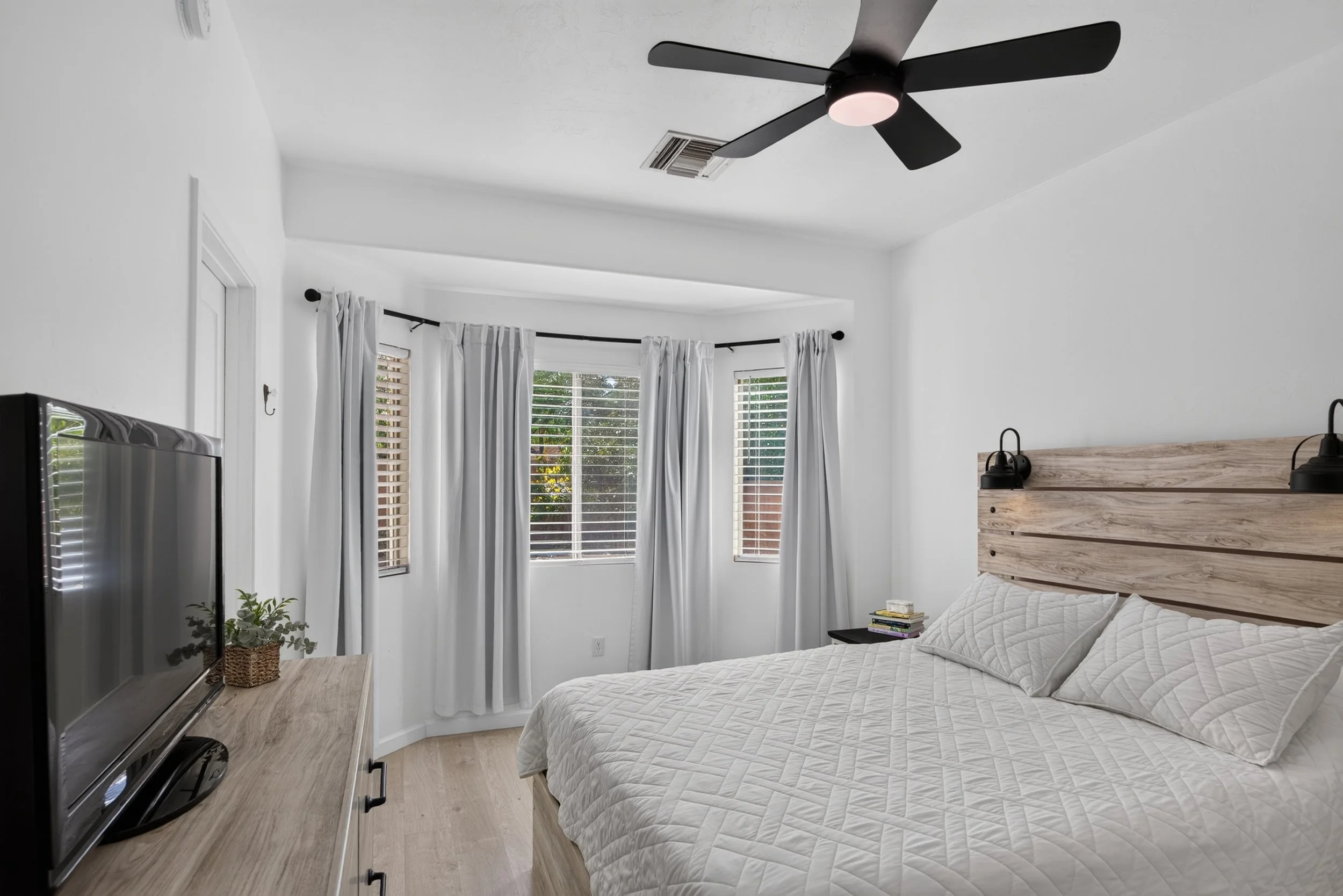 25 Main Bedroom photo a.jpg