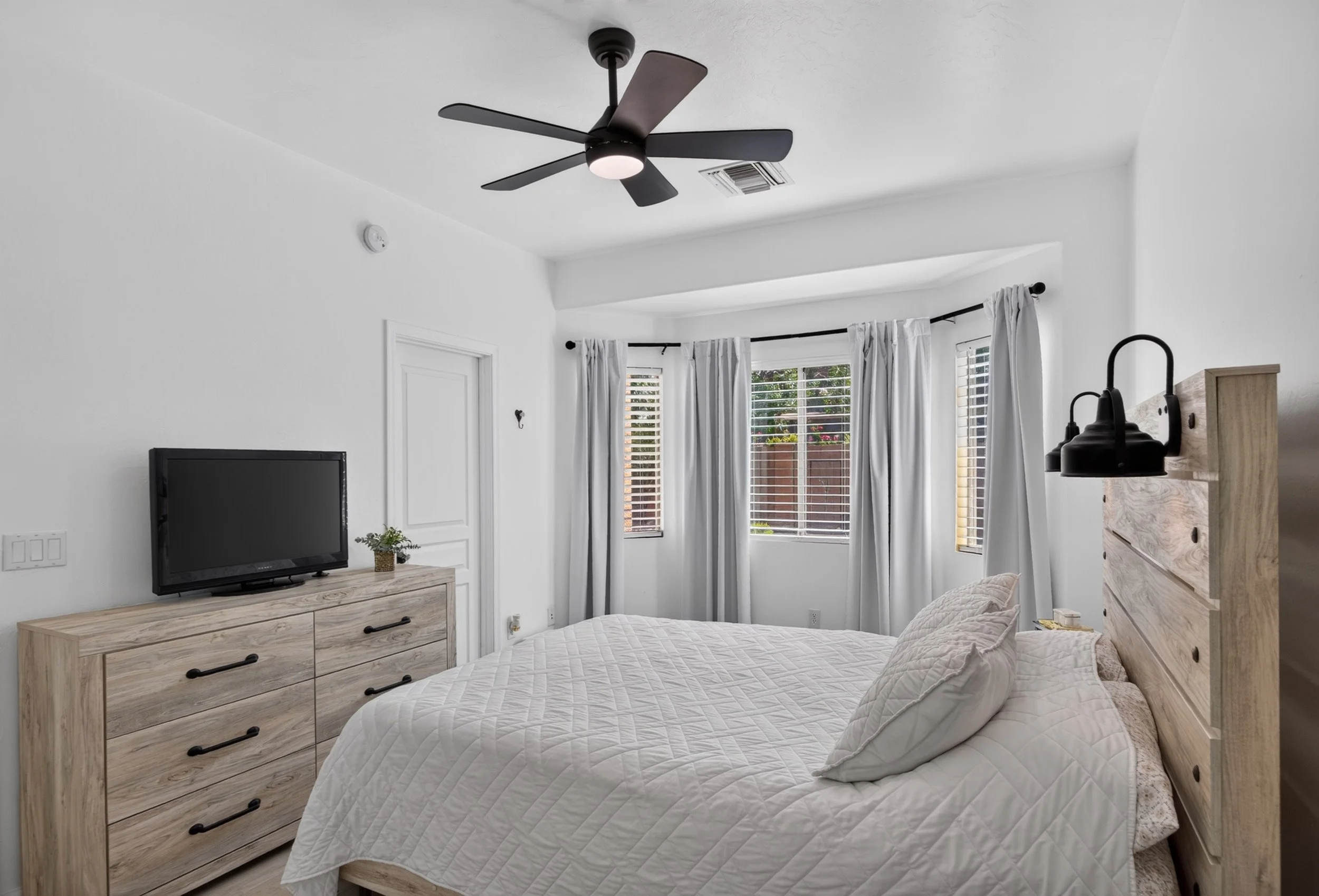 26 Main Bedroom photo b.jpg