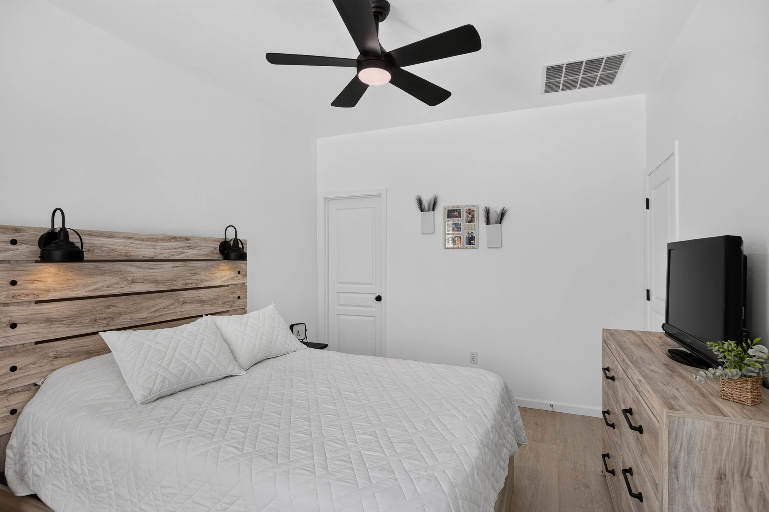 27 Main Bedroom photo c.jpg