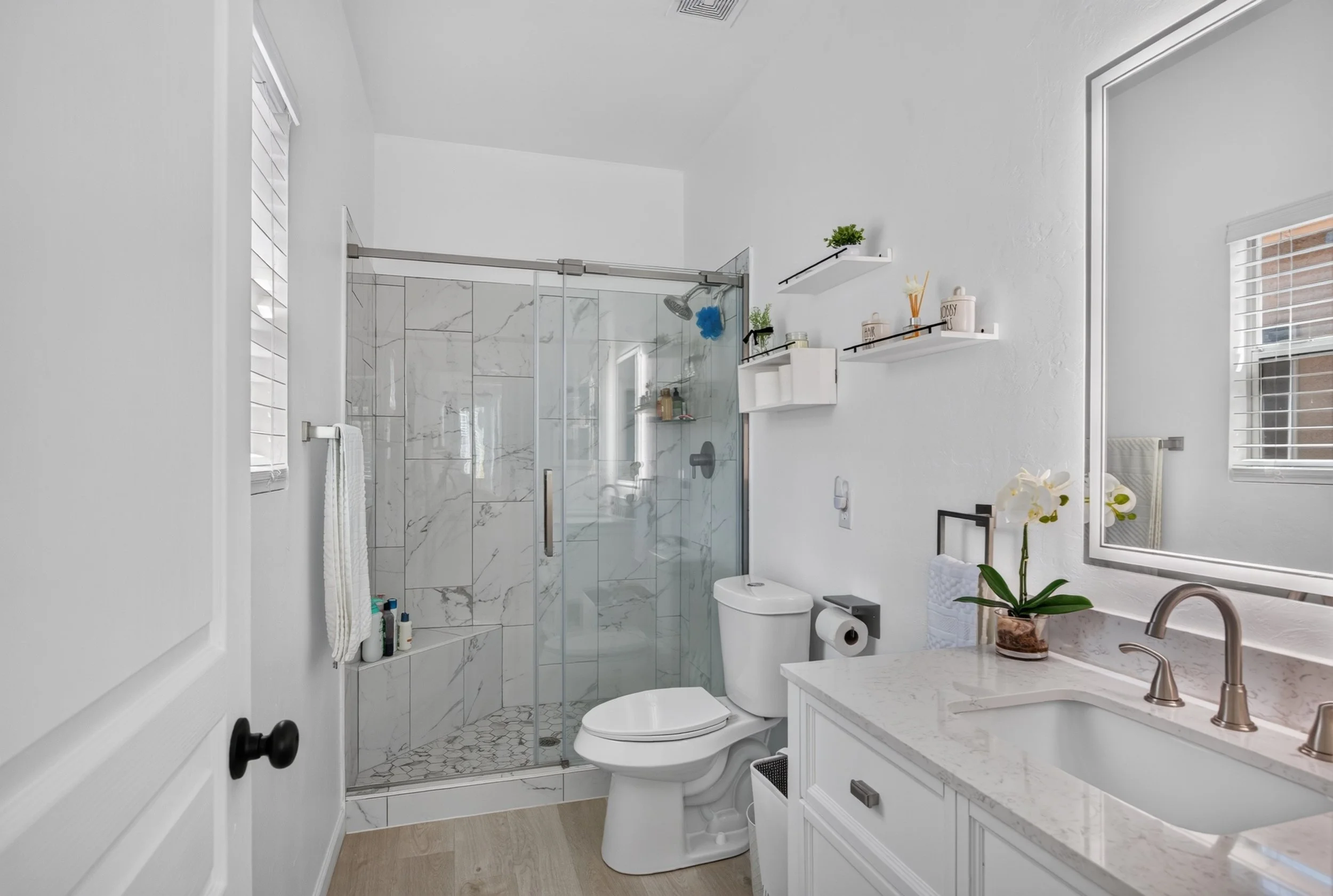 28 Main Bathroom.jpg